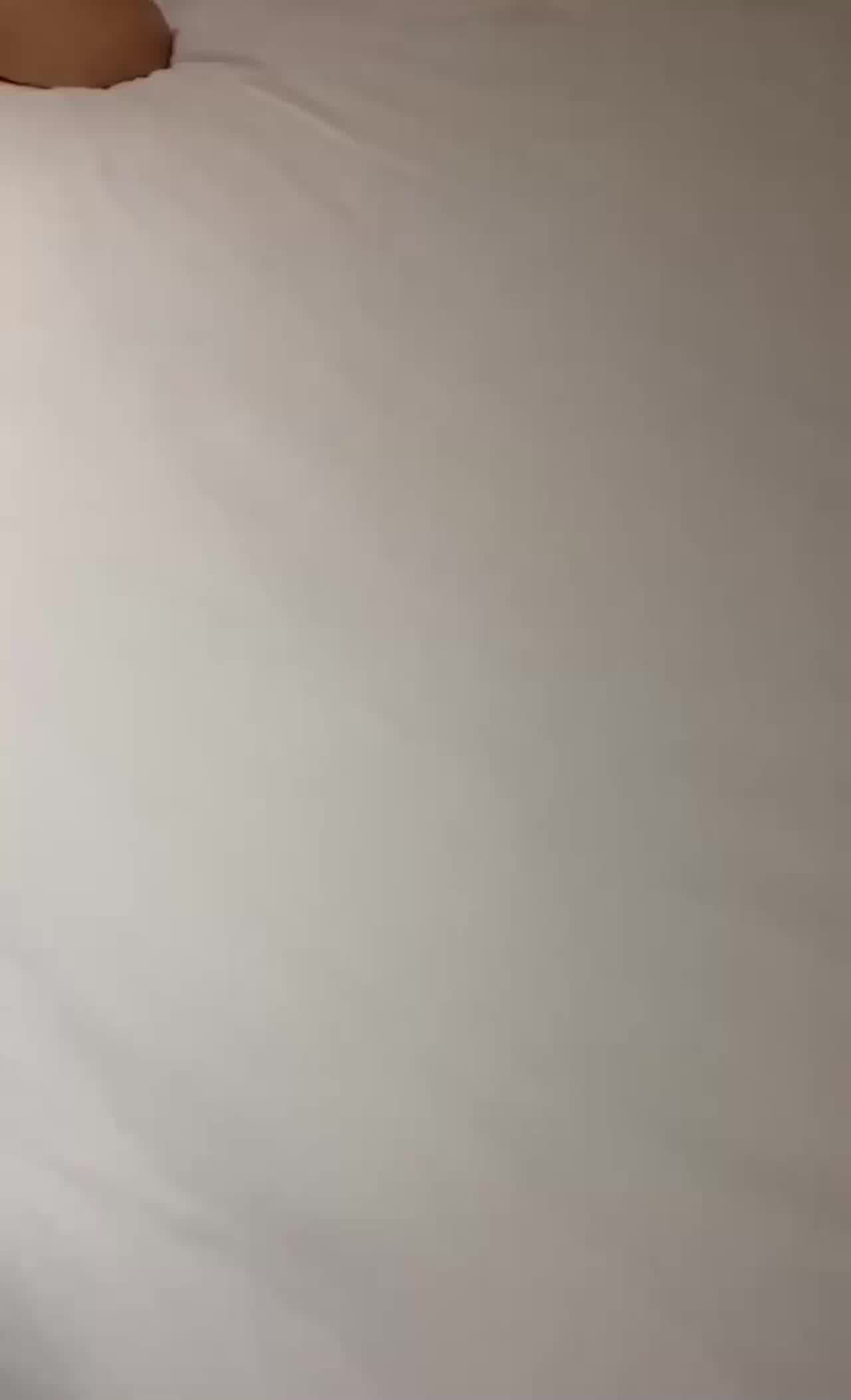  你的贱货未婚妻_穿着我给她买的婚纱被屌丝各种操 的剧照3