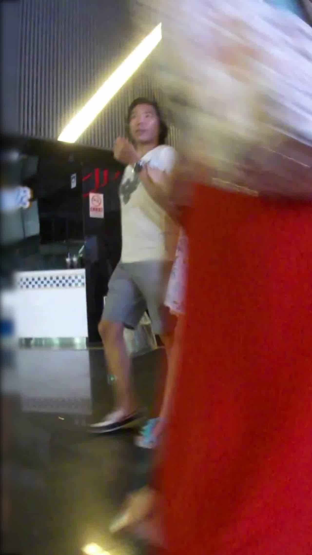  情侣逛商场偷拍别人女友裙底风光 的剧照6