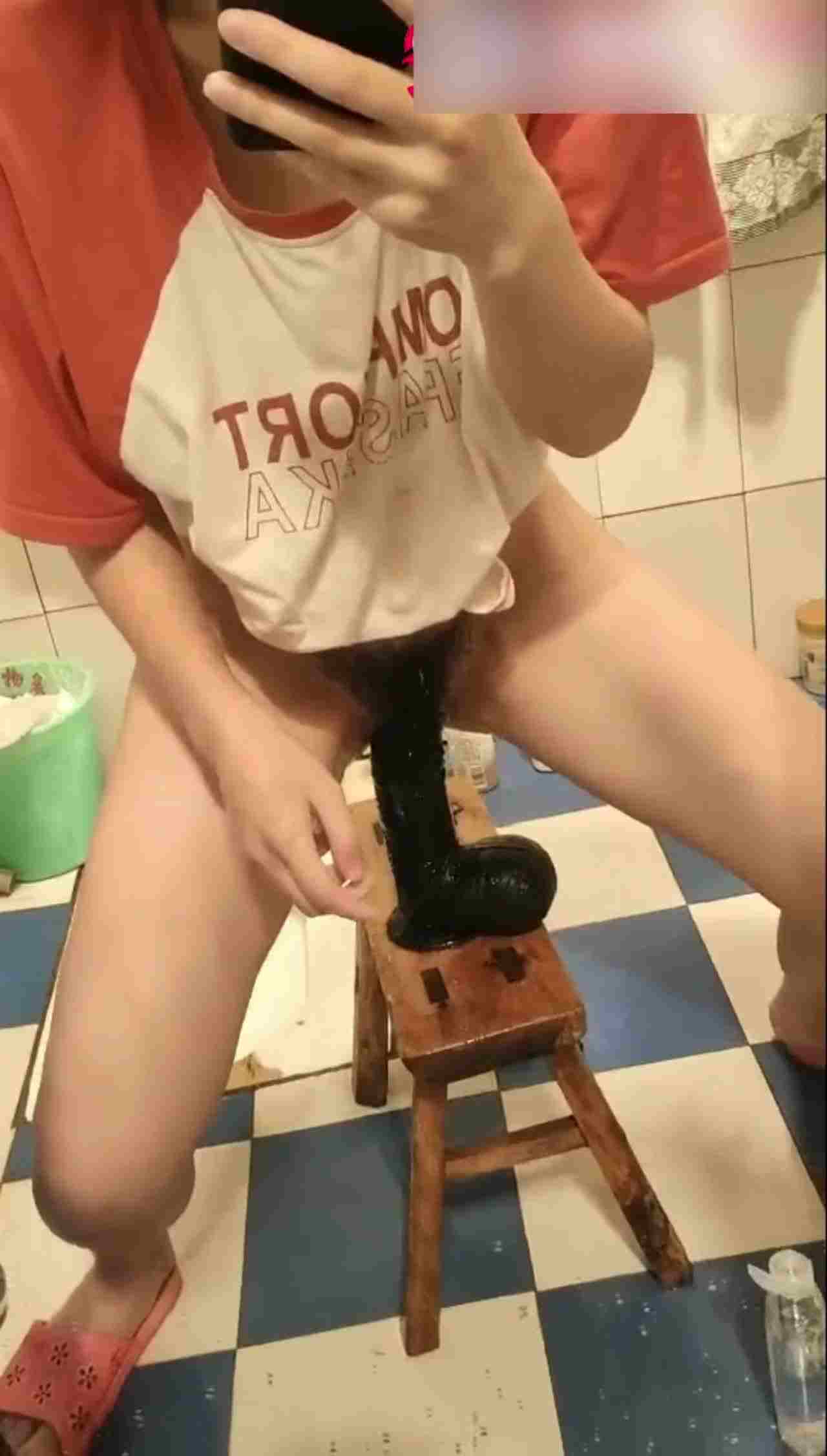  学生妹自慰用大型鸡巴真刺激 的剧照3