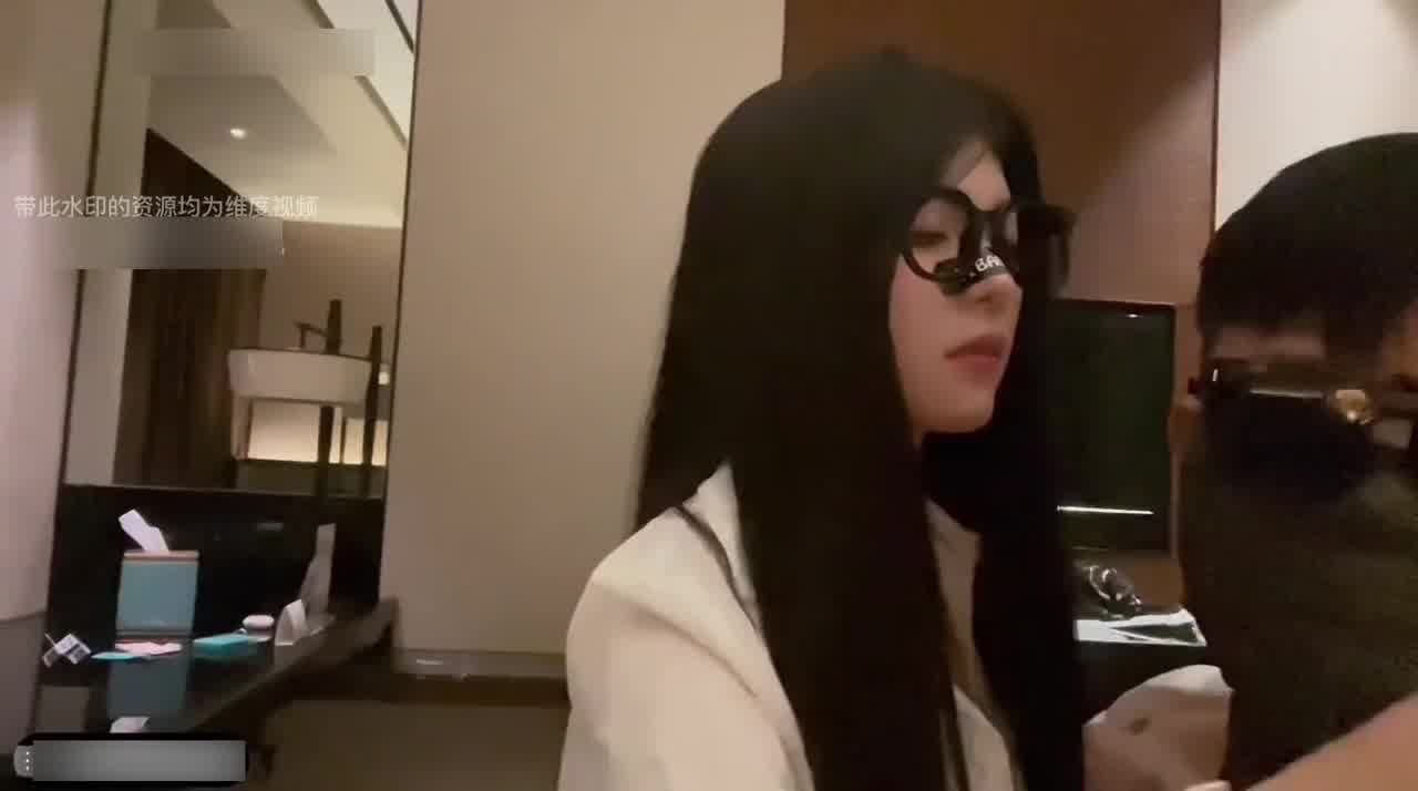  【这鸡巴是废了吗？舔10分钟都不硬】千里送逼的女孩真不多见了，结果还没让人家爽，舔半天都硬不全 的剧照6