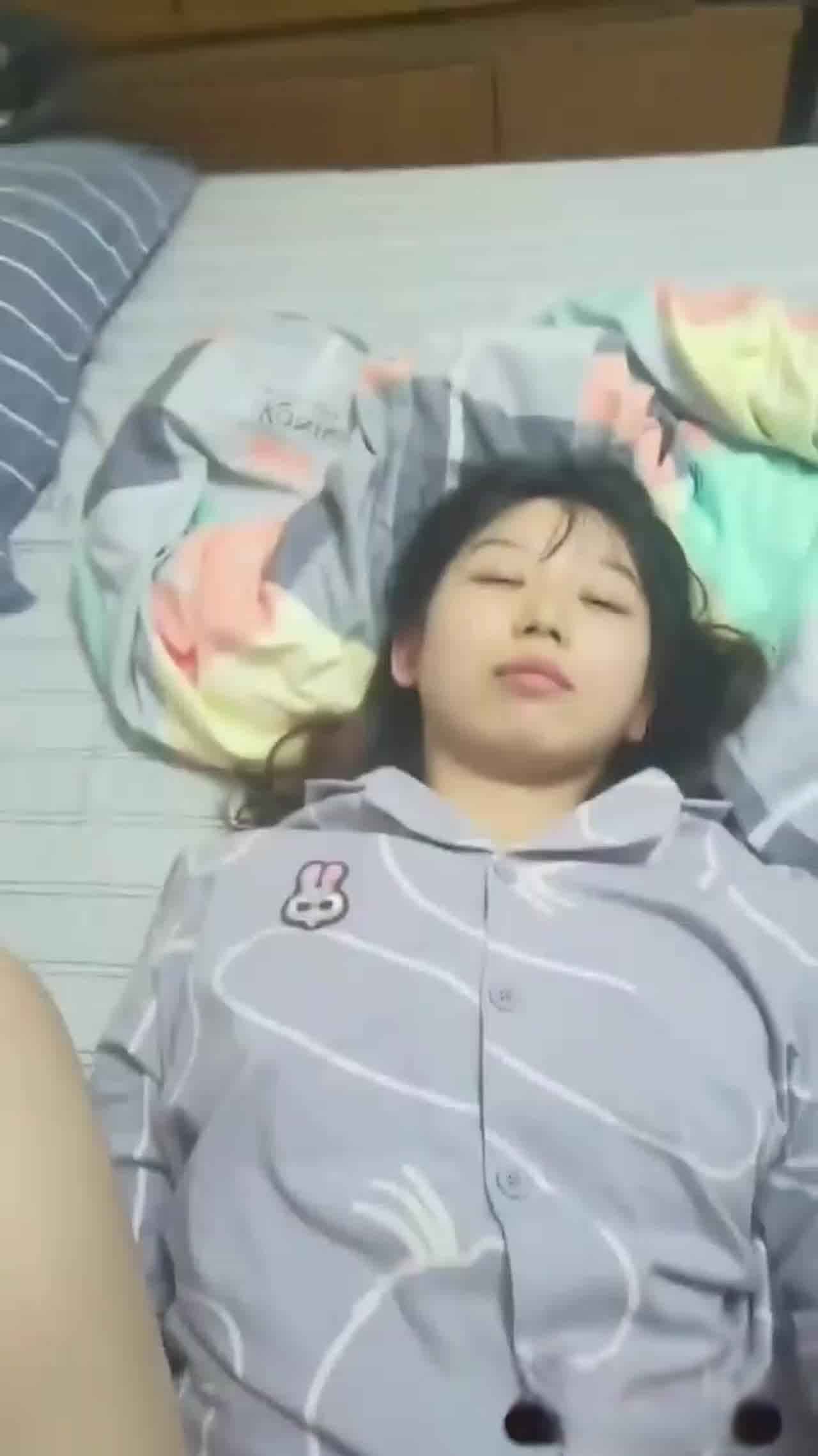  【为人师婊】广州高颜值清纯学生妹与金主大哥酒店约啪视频流出 的剧照8