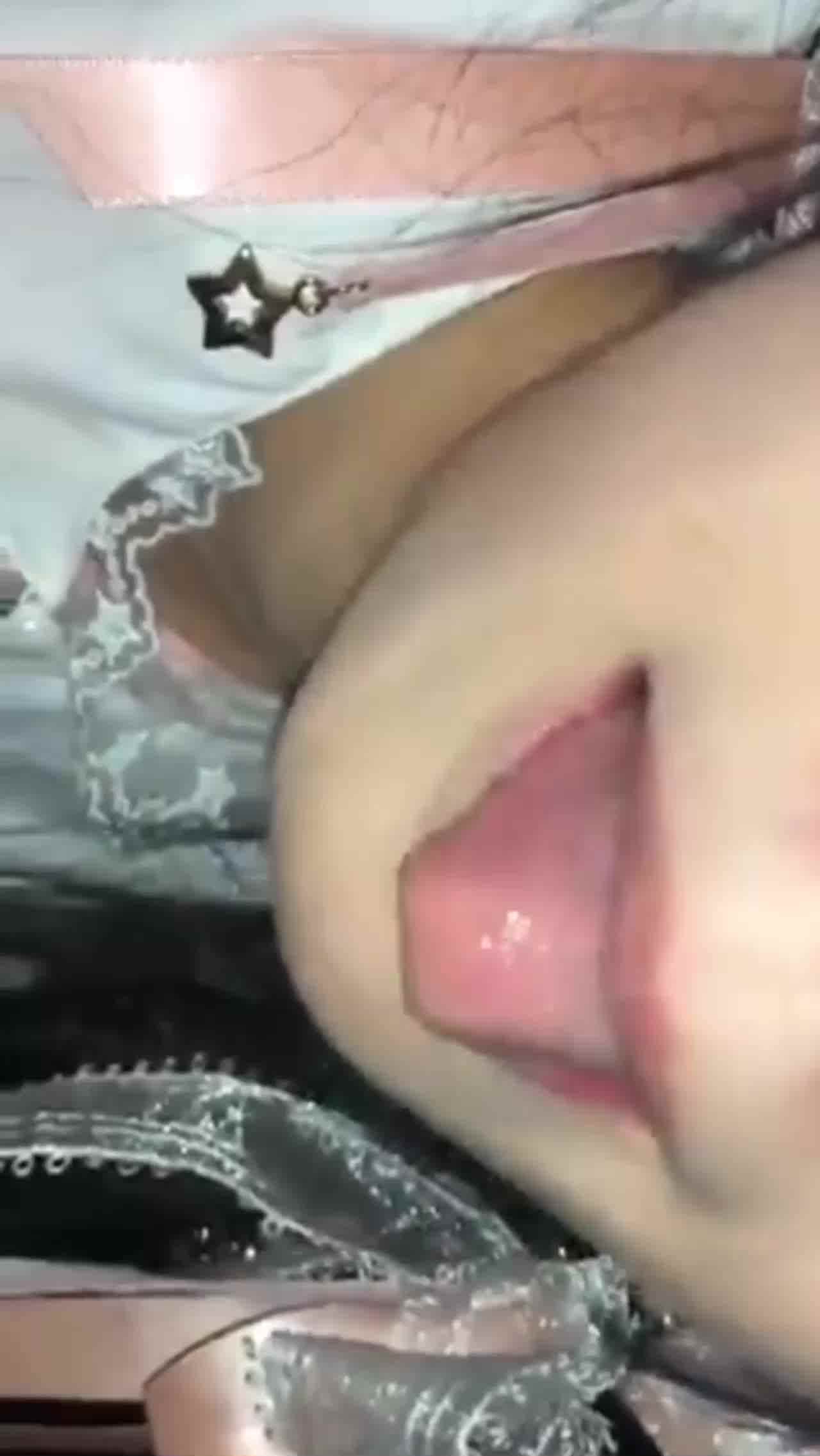  一顿饭就给吞精的洛丽塔嫩妹 的剧照1