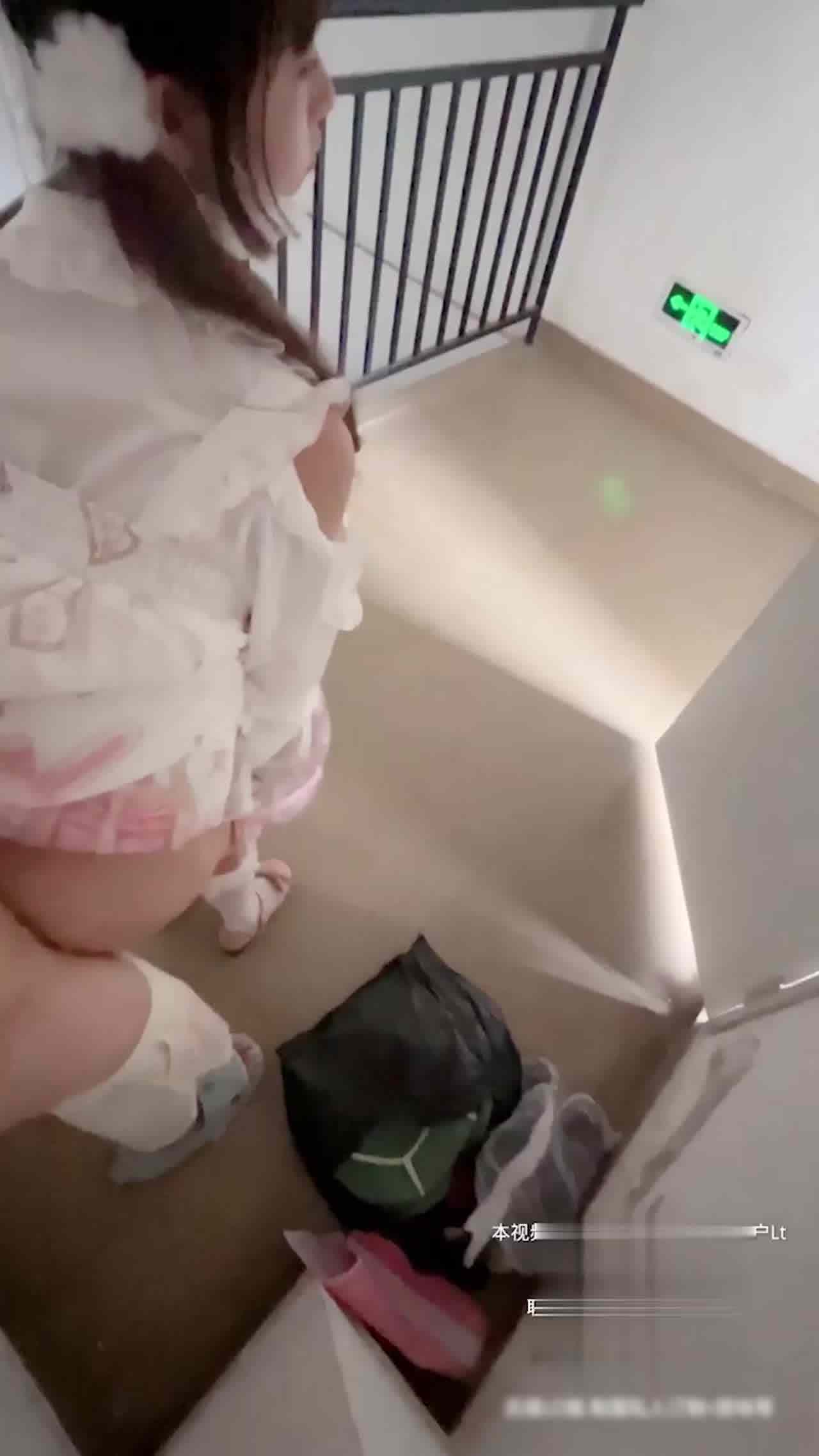  软软兔 走廊上做爱 已经刺激到要换衣服了 的剧照3