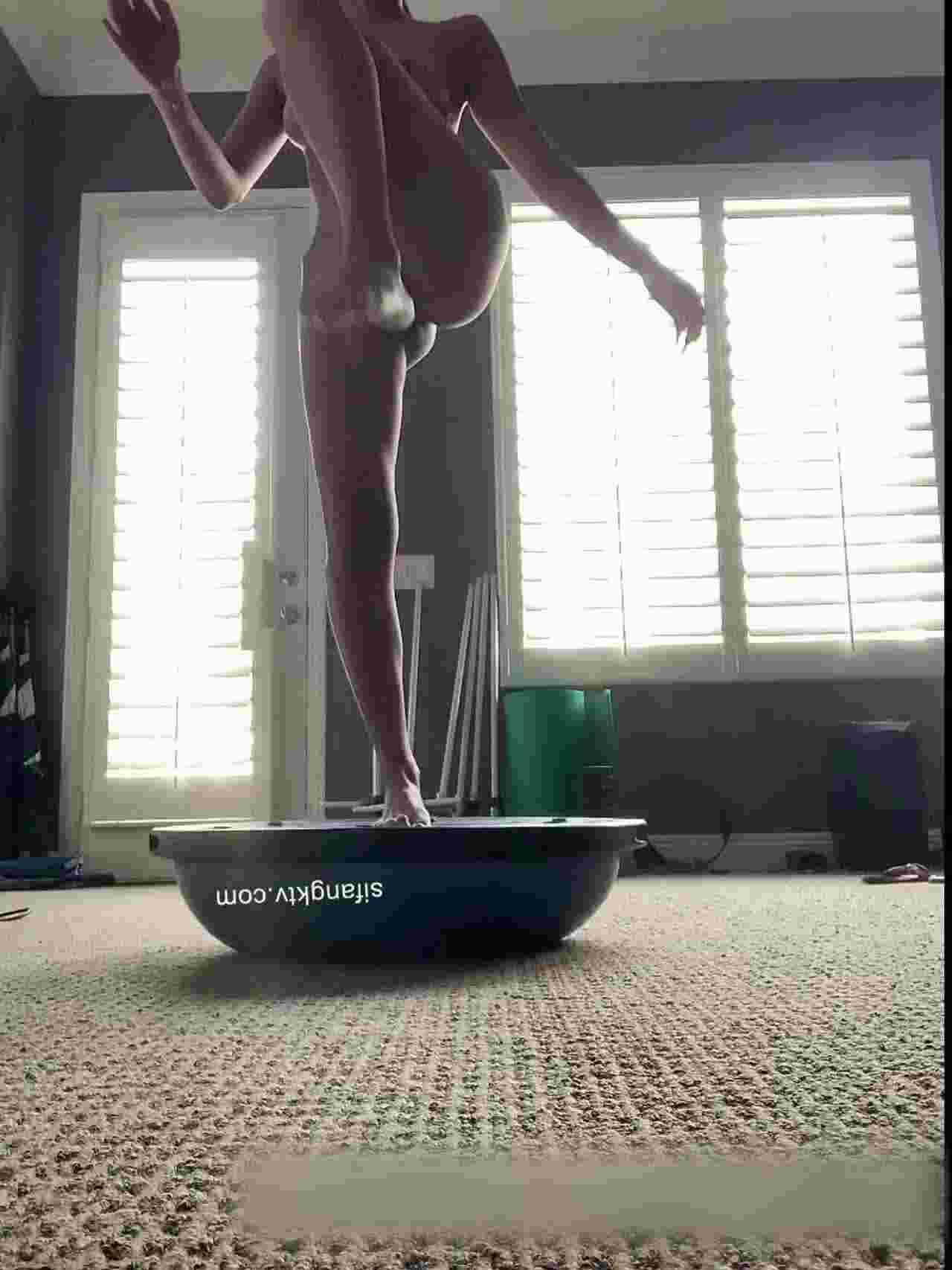  Mizukawa 边运动边诱惑 只要是男人谁顶的住阿 的剧照8