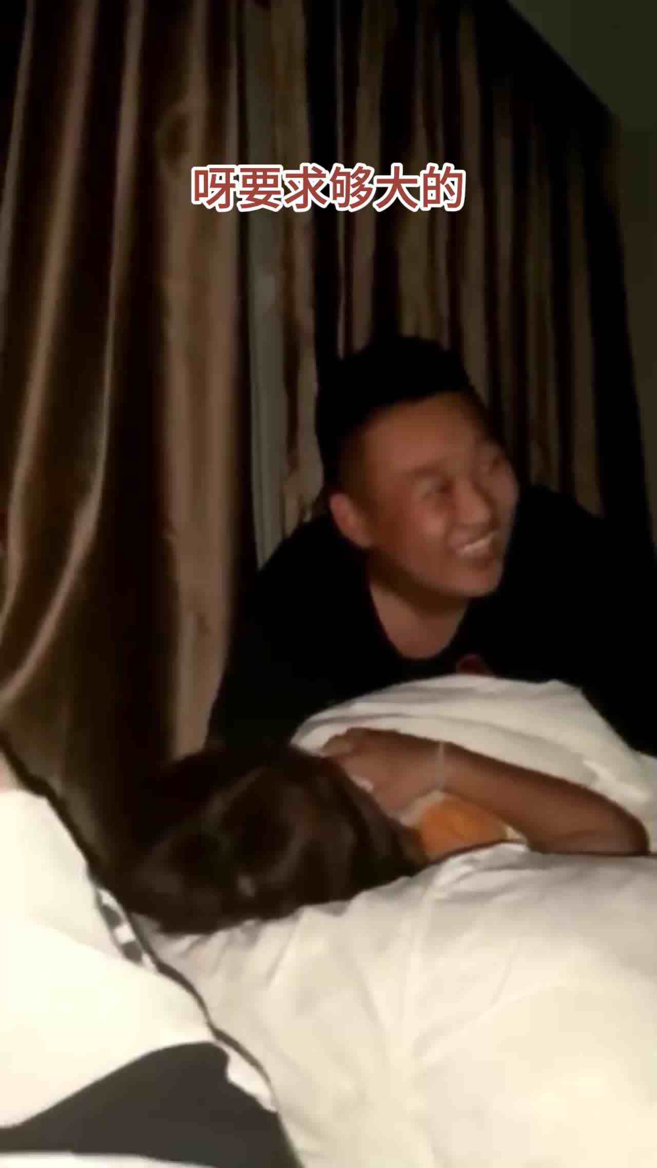  【真实强奸精选】来月经被多人轮上强奸，求她说就操10分钟的事！有反抗有沉默只想尽快结束！ 的剧照1