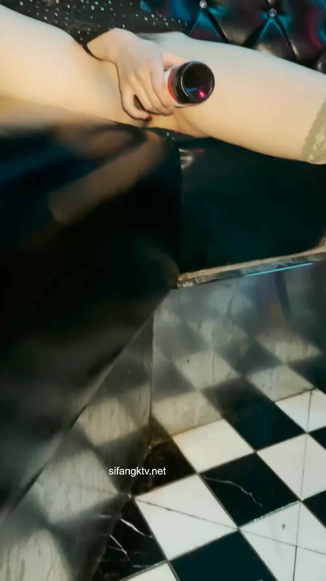  ⑨露出放尿-KTV里撩起裙子用啤酒瓶插逼逼 的剧照5