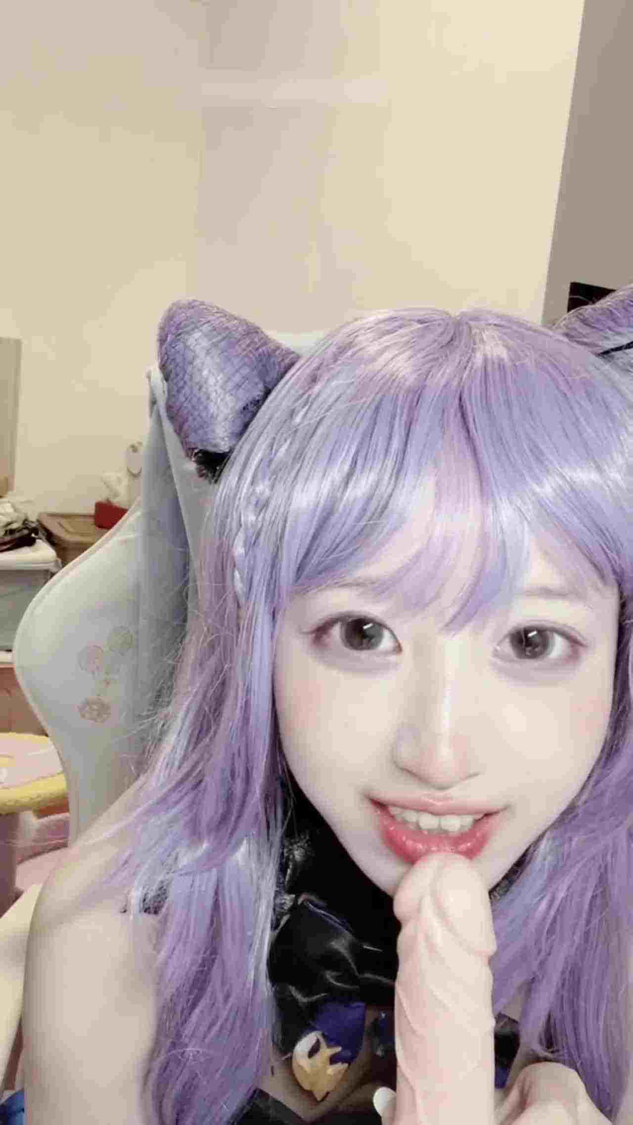  cos原神刻晴露脸假鸡巴口交自慰 的剧照4