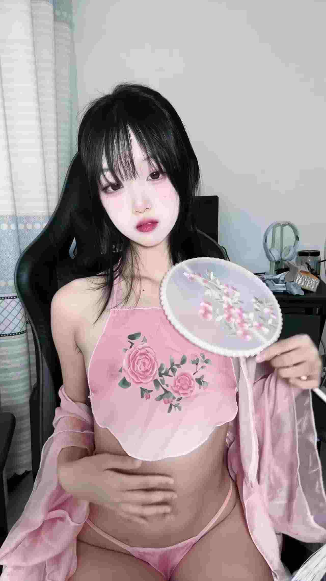  高价自购露脸萝莉-古风桃花姬自慰，幻想被主人操，阳具插下面喷了好多尿，对白诱惑清纯反差萝莉 的剧照3