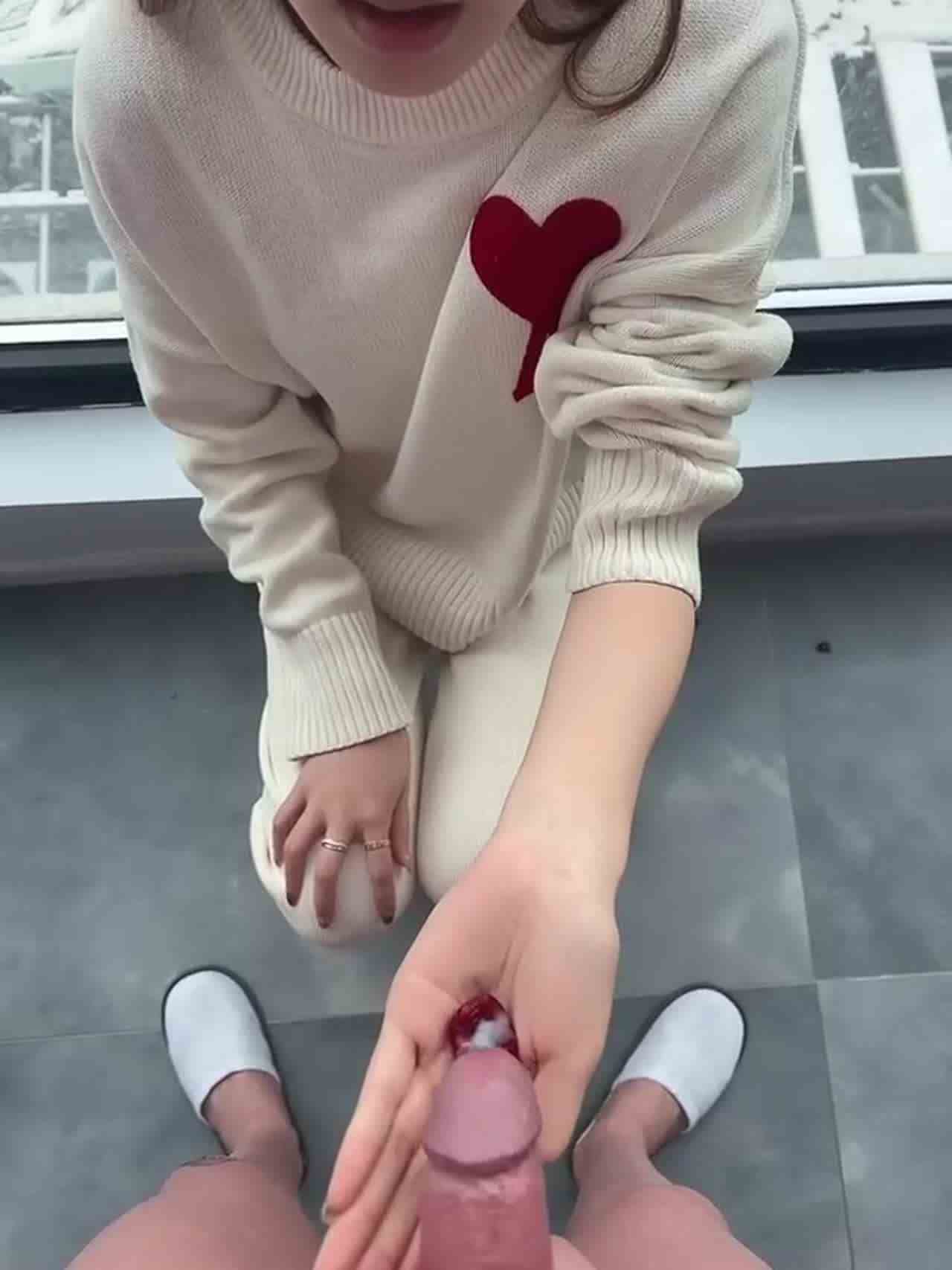  高颜值调教母狗玩的真花戴着尿尿器喝尿 的剧照1