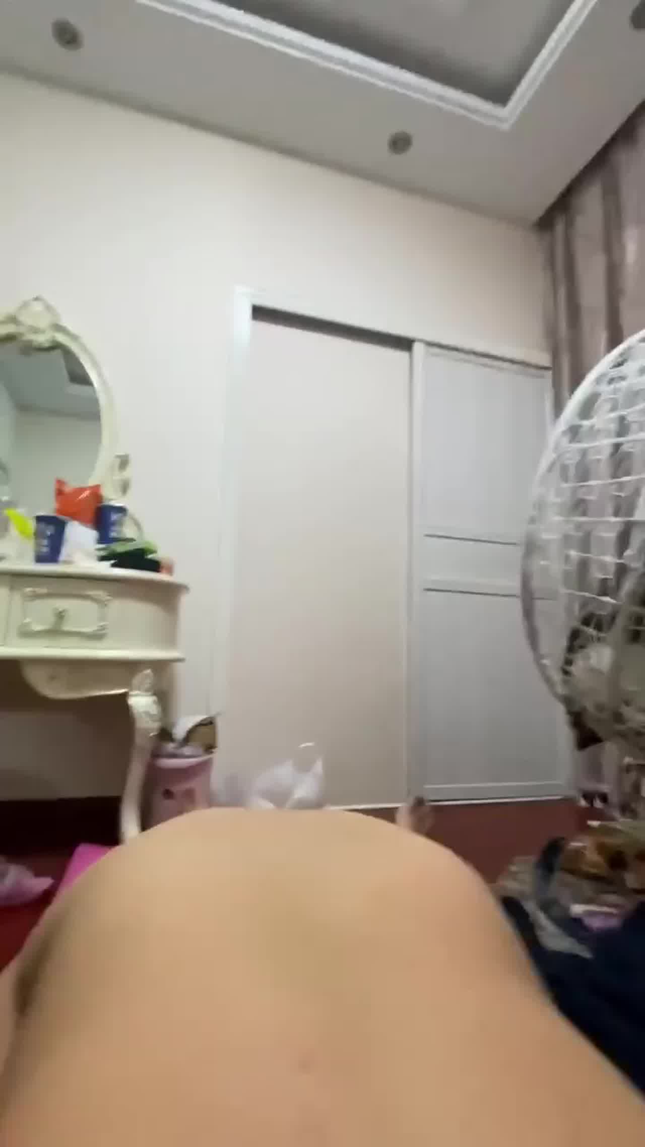  新婚骚妇一只手捏不住的奶子 的剧照1