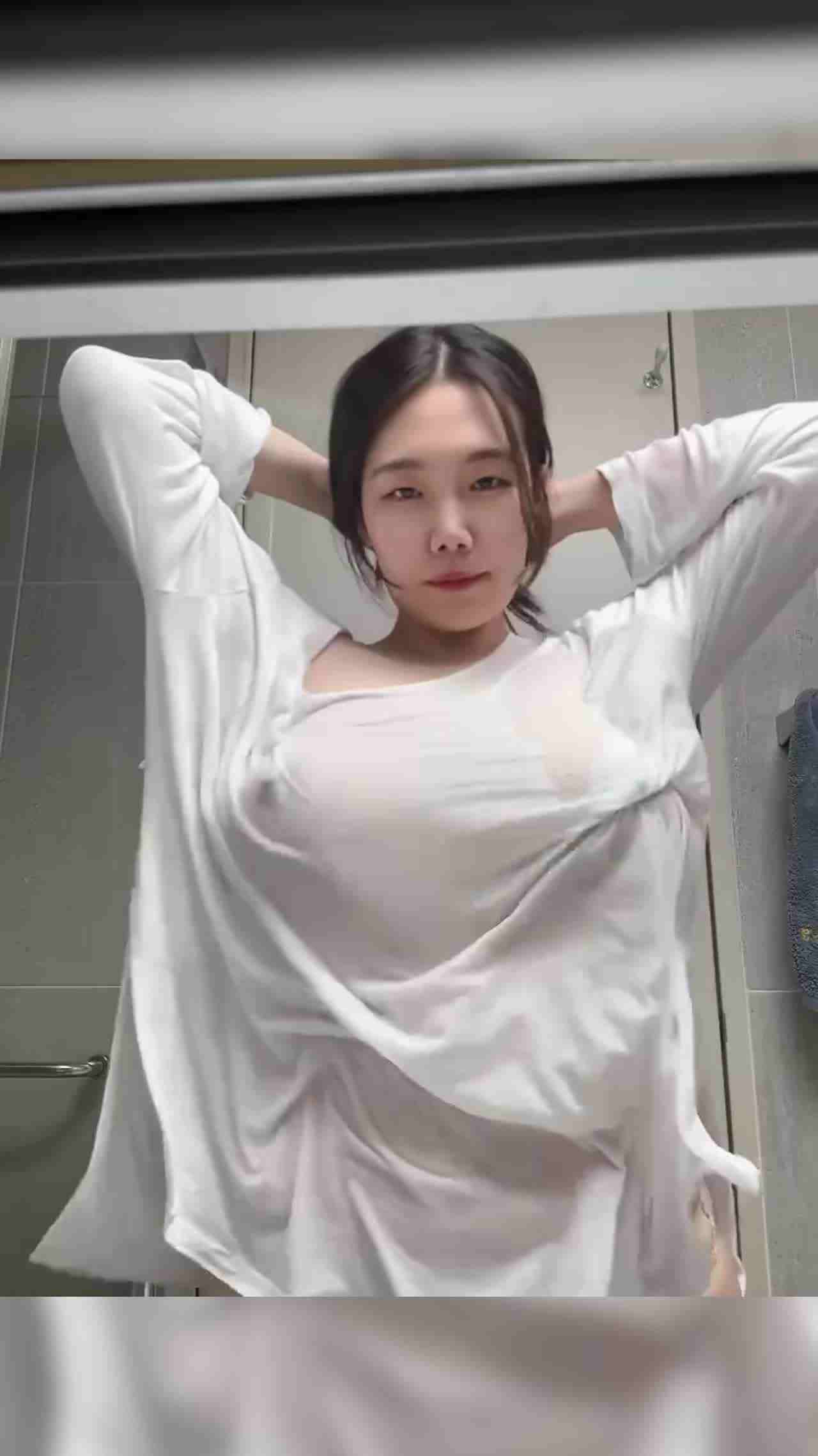  看射了都，湿身巨乳装最为致命 的剧照1