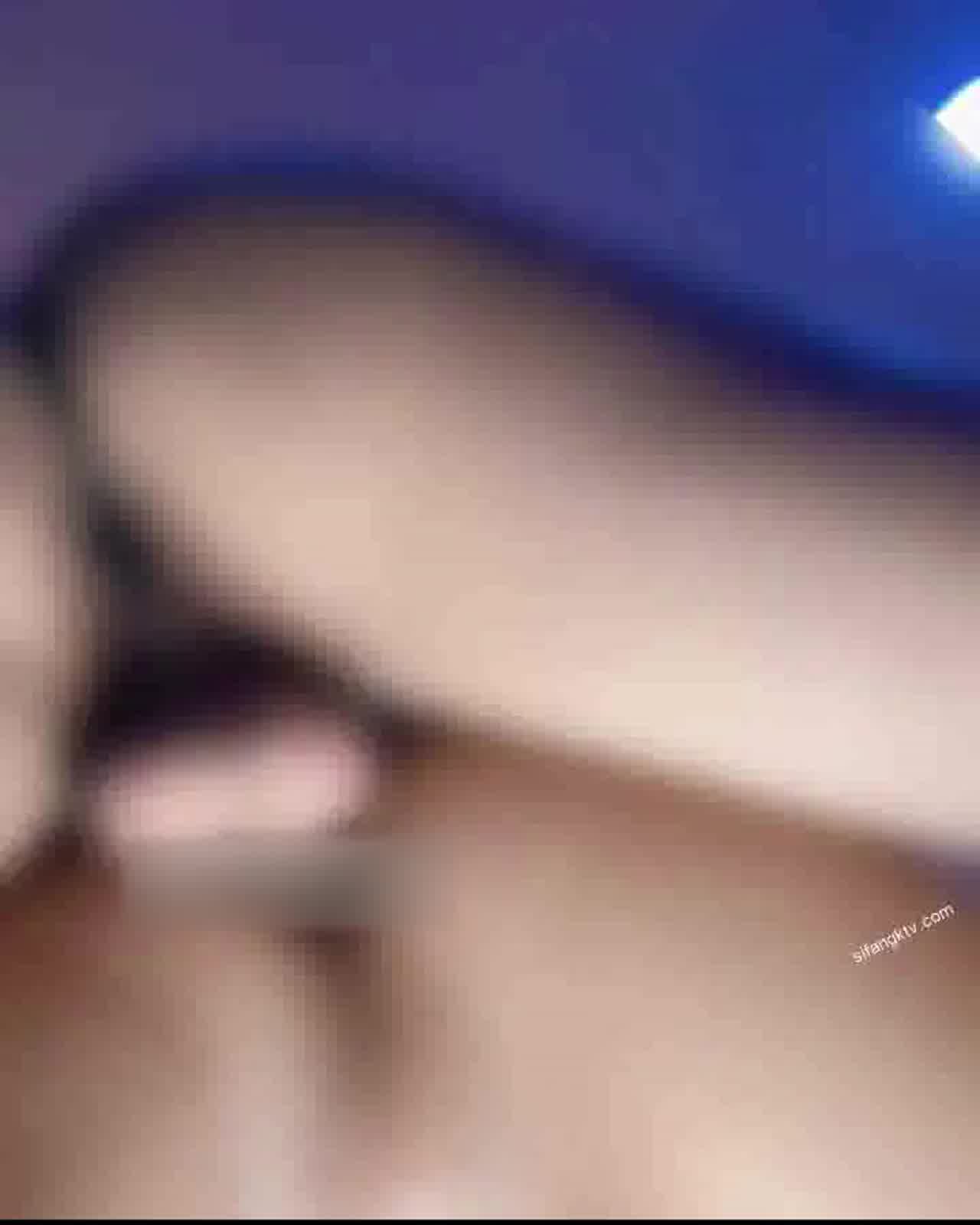  东南亚反差婊 公用饮水机 的剧照3