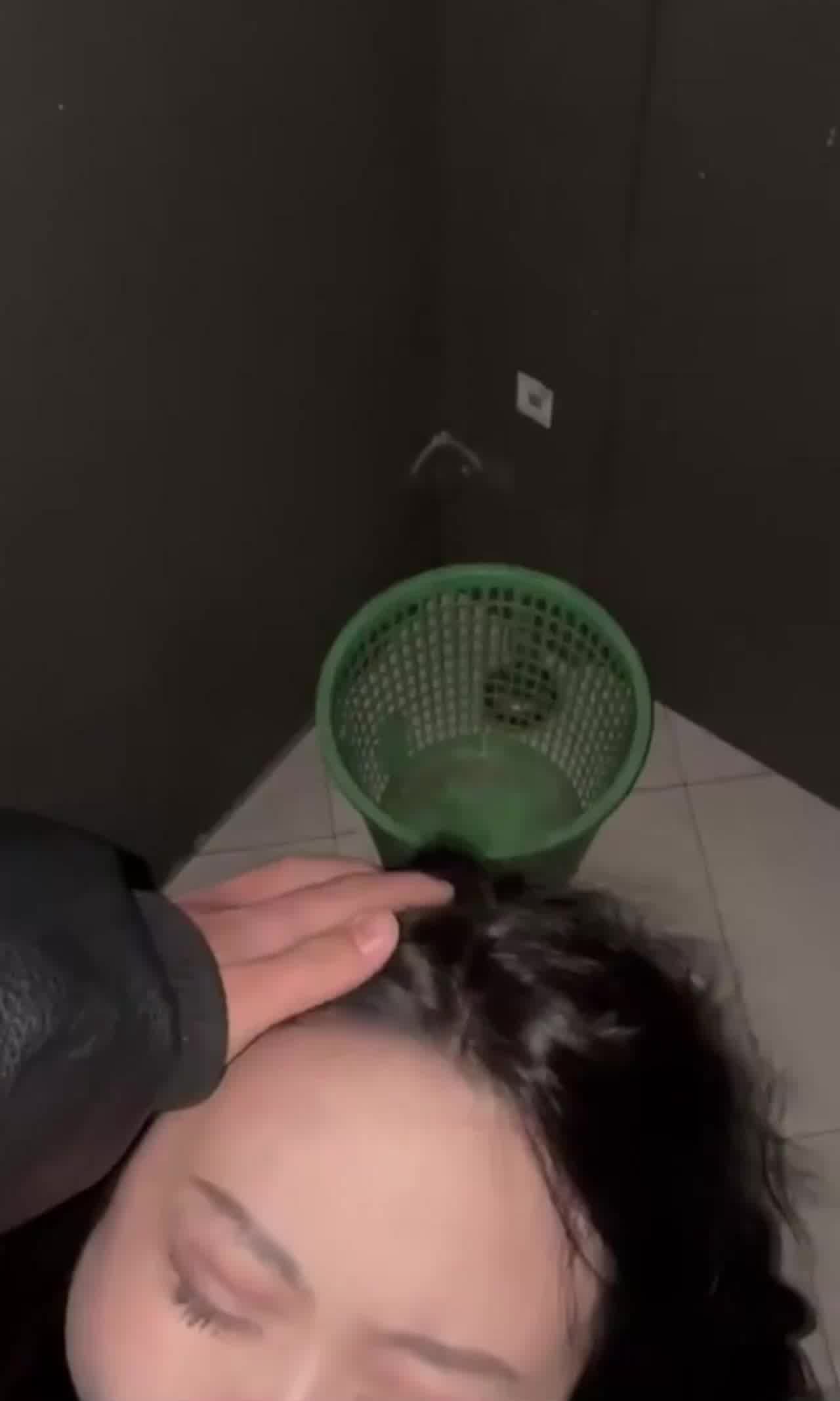  商场偶遇前女友先拉到厕所舒服一下 的剧照1