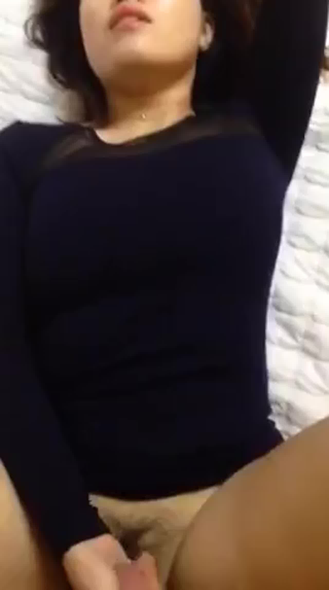  先自慰一下，然后再把你的大肉棒插入，好爽！ 的剧照7