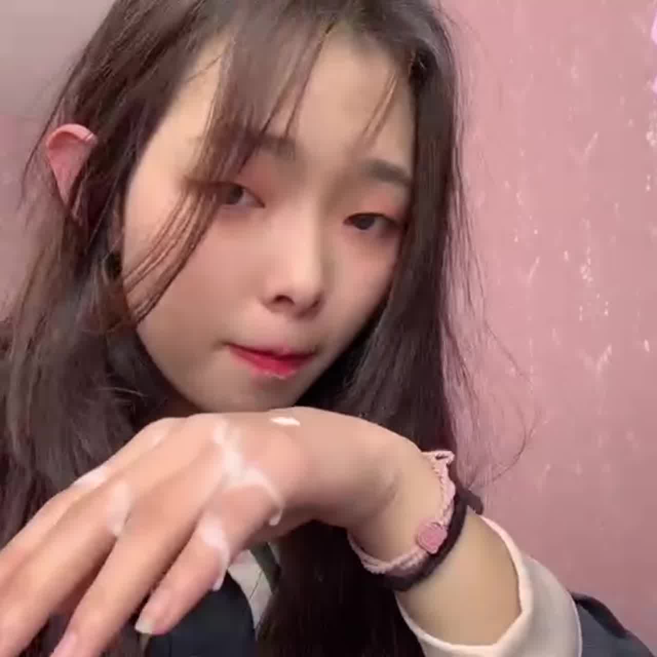  色女舔满满白色液体 的剧照9