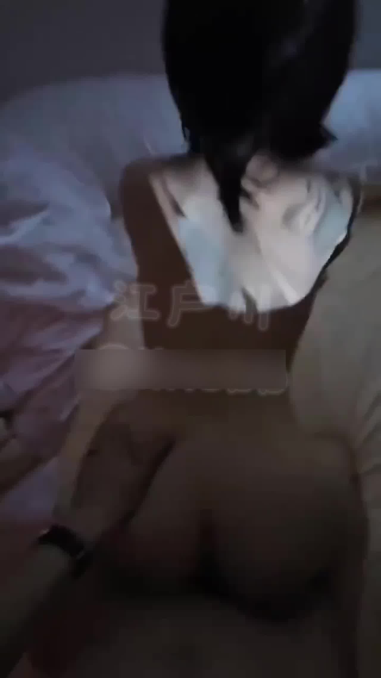  后入极品翘臀小骚货 的剧照1