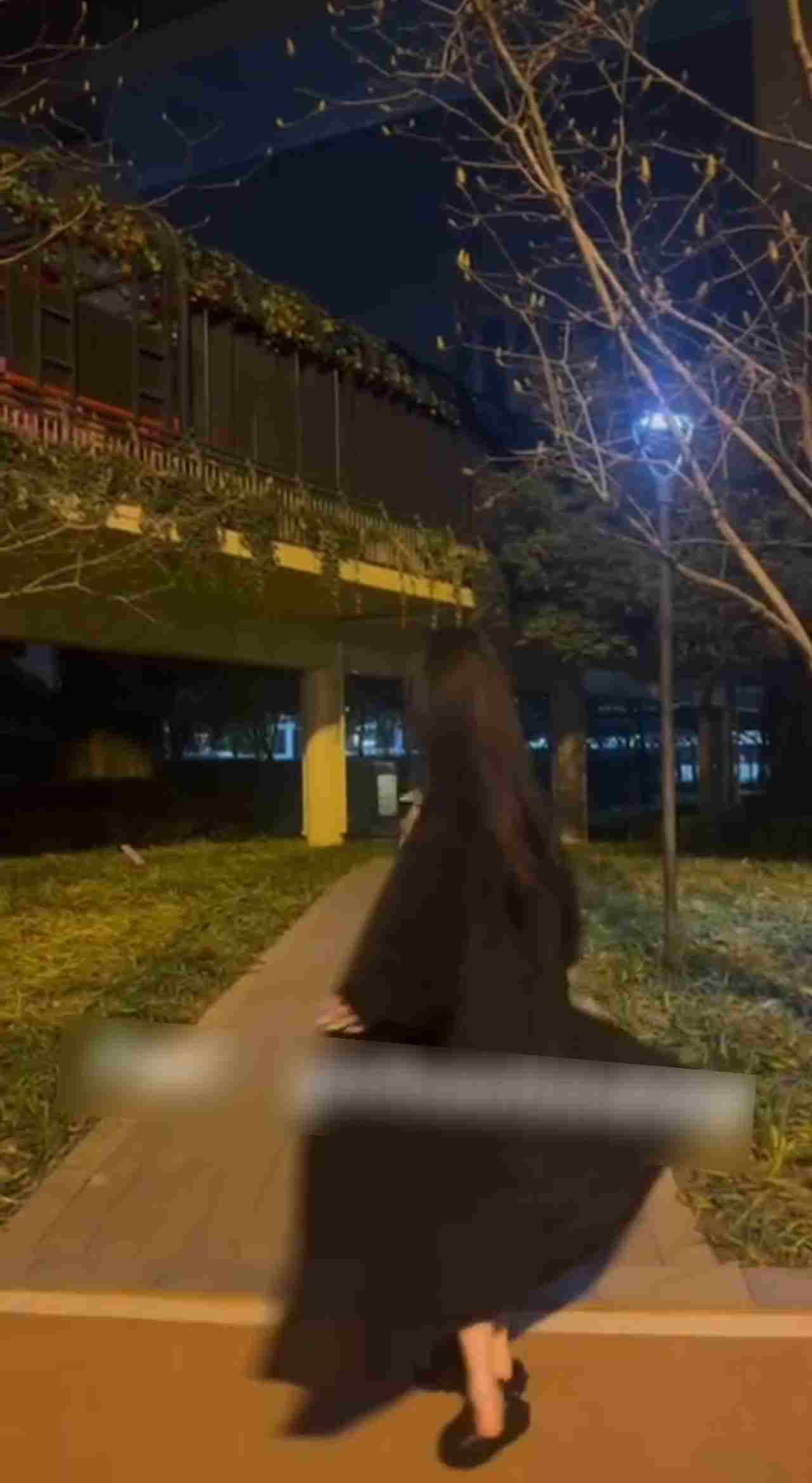  长腿jk马路上漏出拍摄 的剧照7