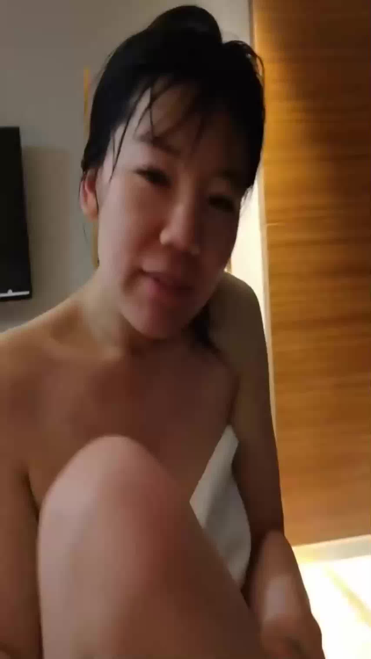  微信群里认识的少妇，非常的性饥渴，差点被他_吸_死，最后的蜘蛛侠很带劲 的剧照9