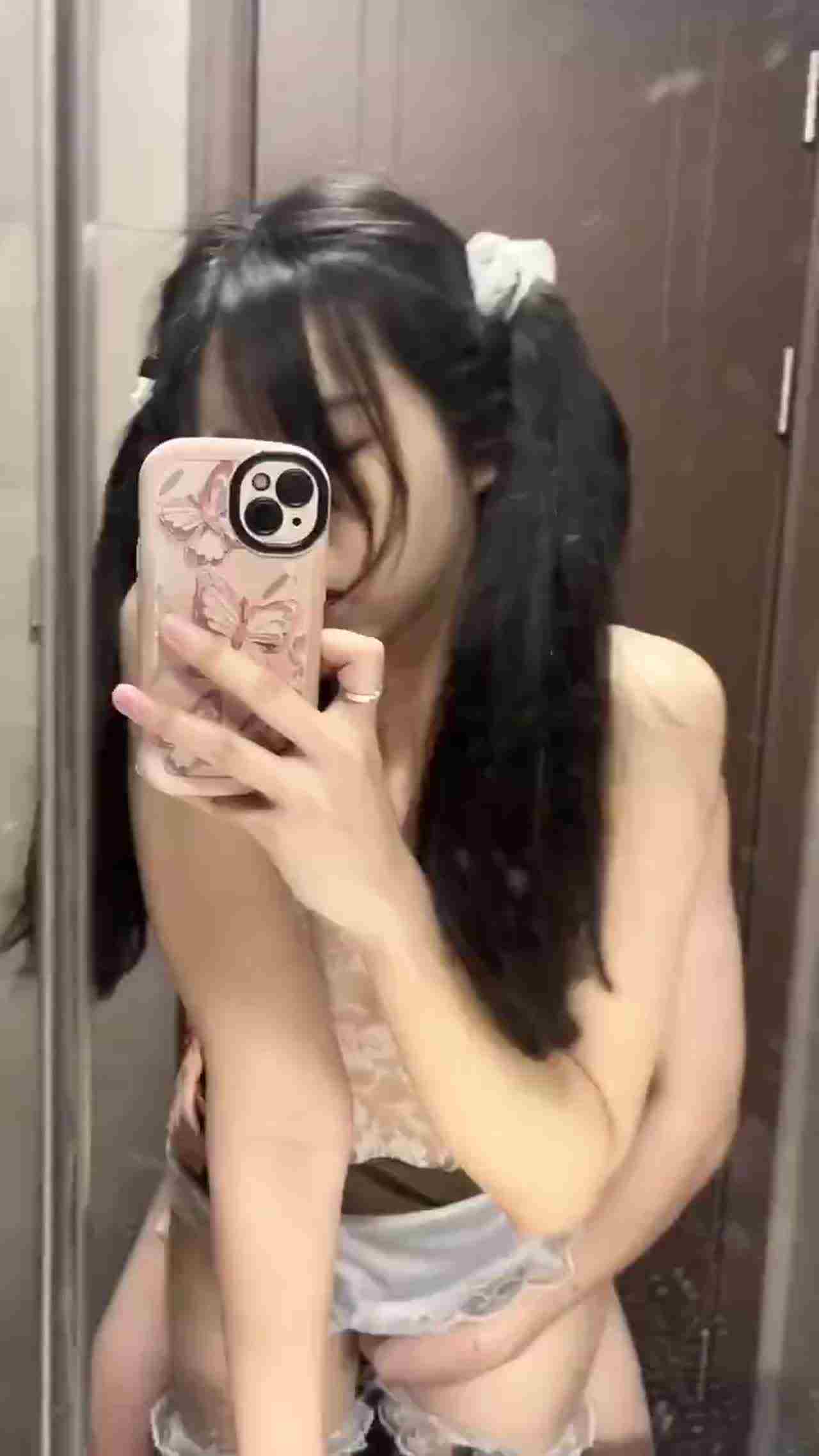  双马尾萝莉浴室被男票后入并自拍 的剧照9