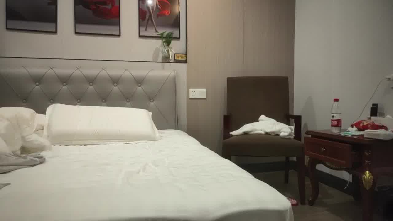  【极品少妇】约操人妻御姐，高速不间断抽插堪比发动机，怼着屁股全速打桩。果然还是老逼降火！ 的剧照8