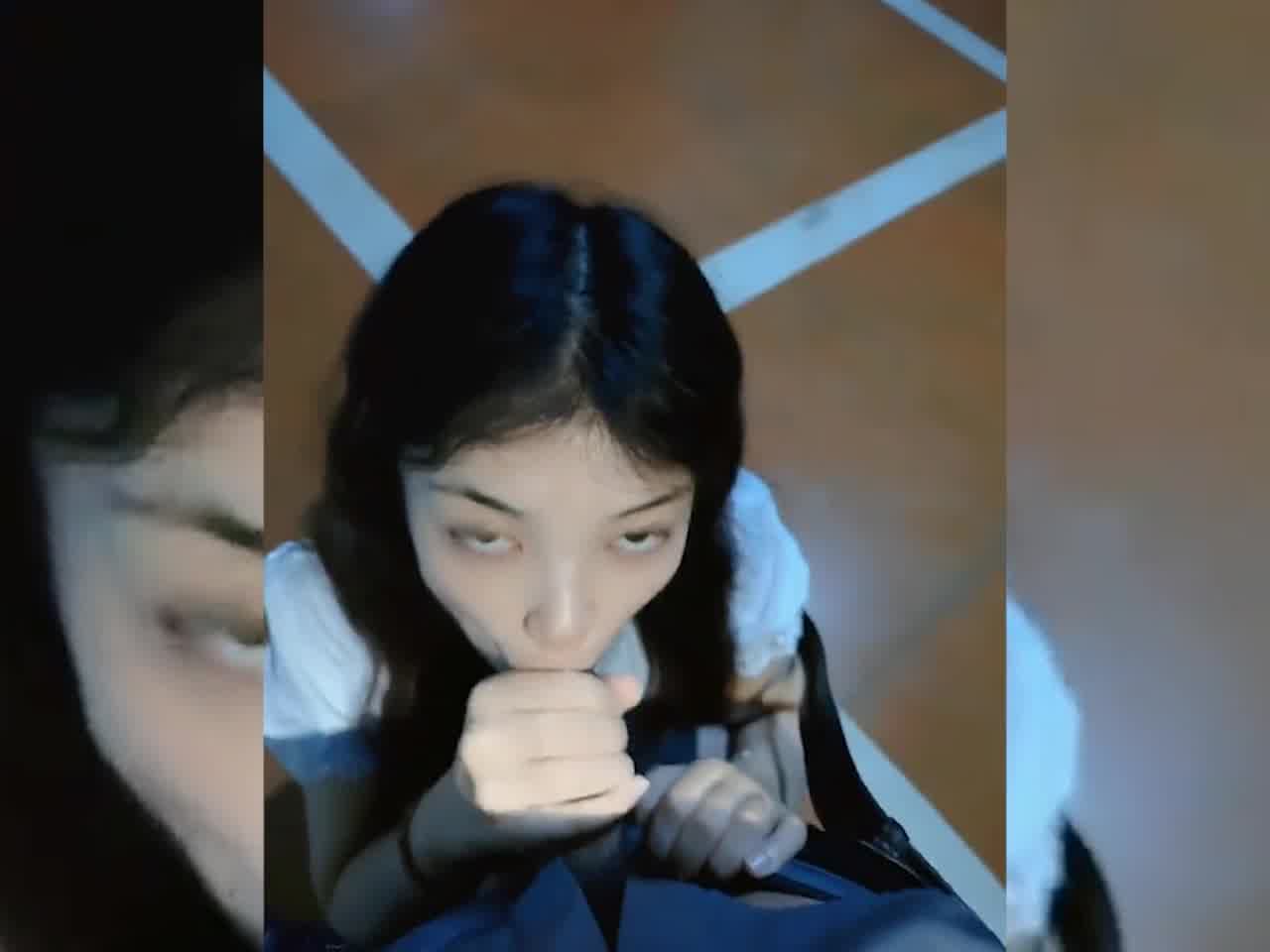  清纯女大生 口交起来象是交过很多任男朋友了 的剧照9