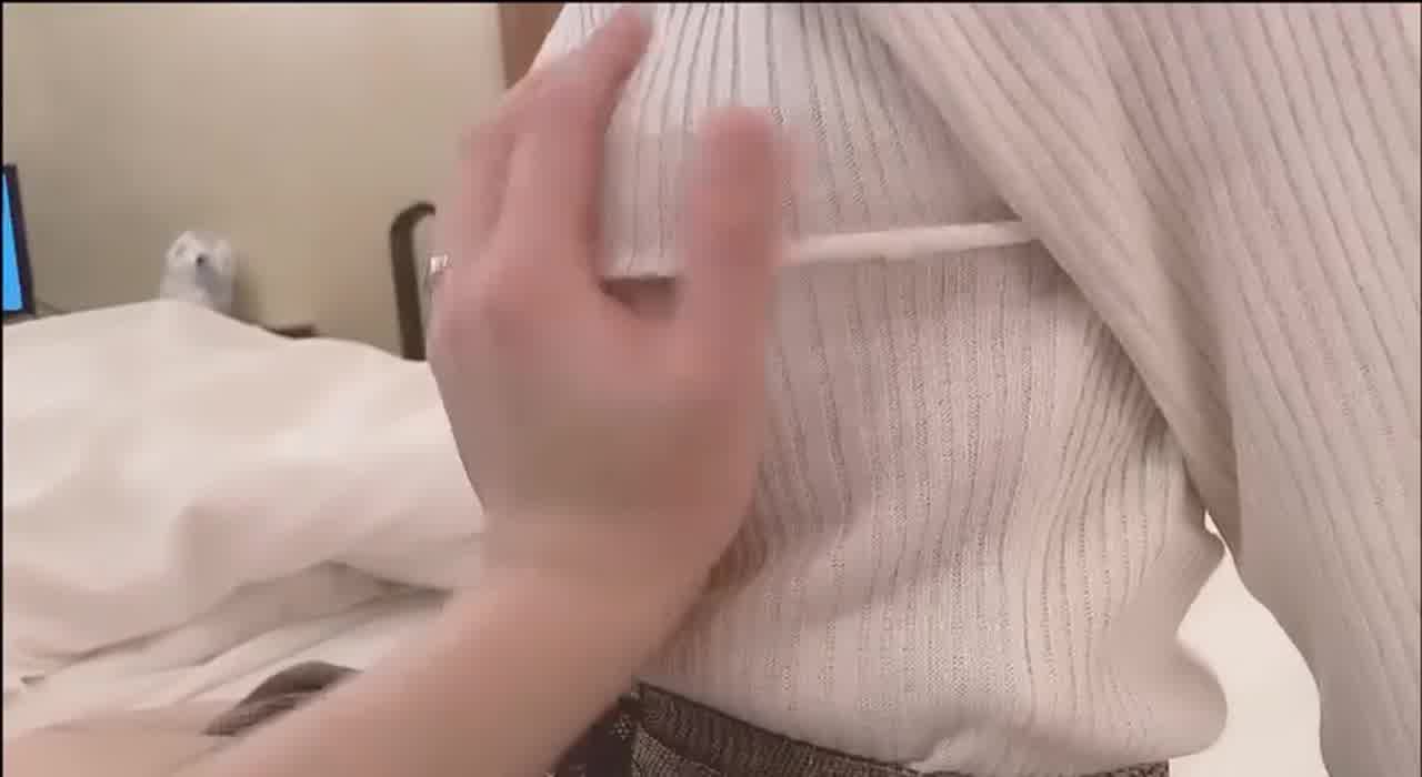  小骚妹上位驱动胴体 最后侧入极品大奶 的剧照10