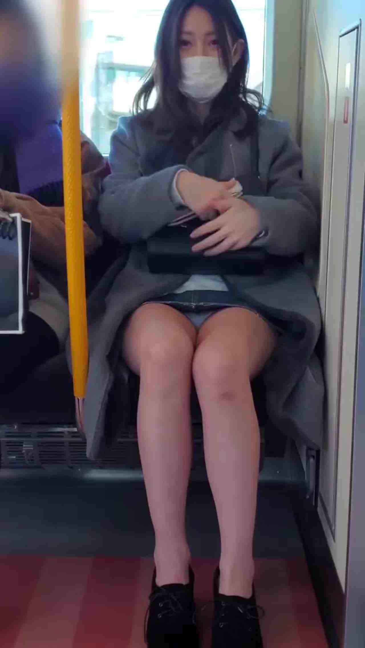  发现电车痴汉偷拍腿还张更开 的剧照1