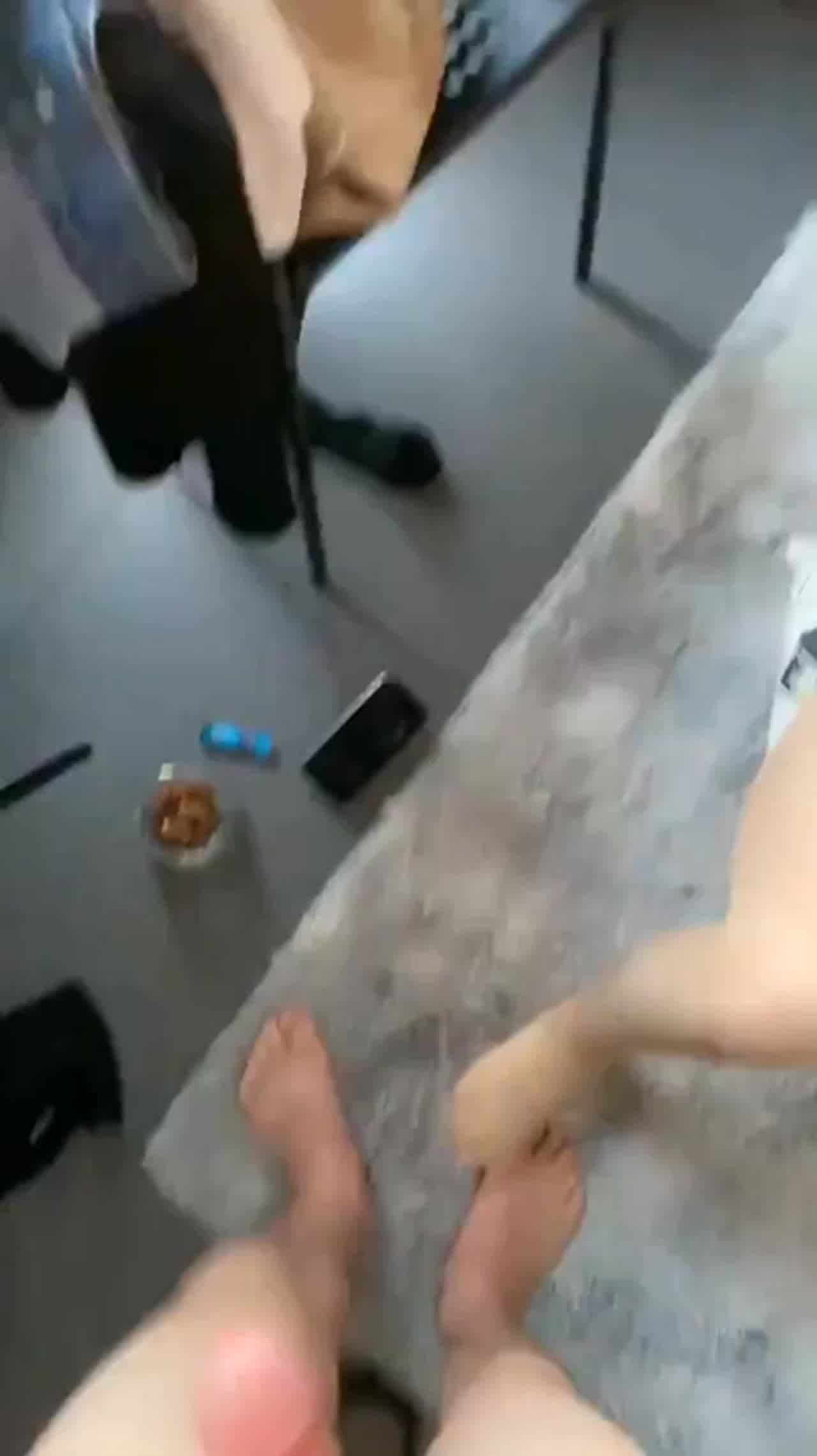  胸前漂亮纹身美女！开档肉丝洗逼，抓屌吸吮舔弄，第一视角抽插骚穴，窗户边后入 的剧照10