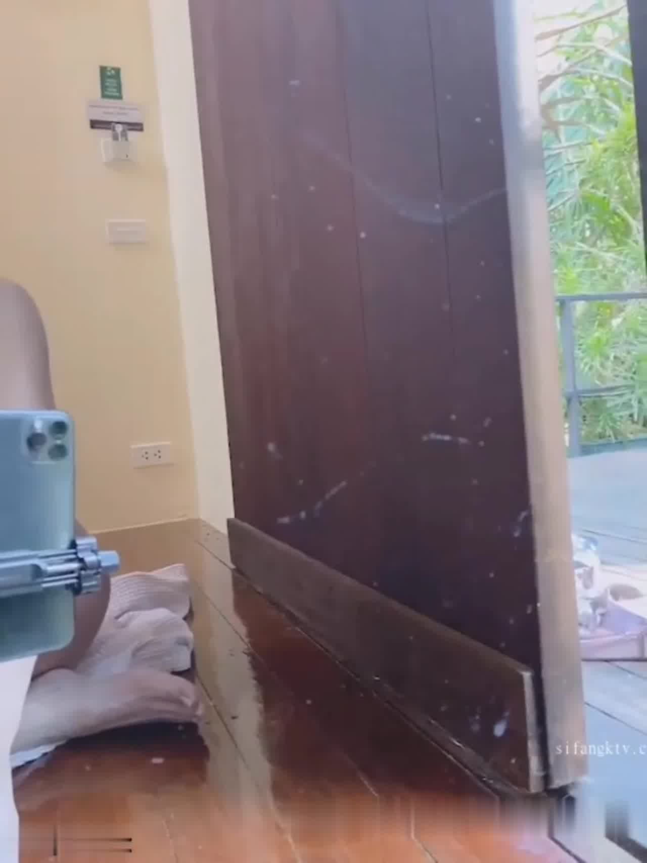  大奶淫娃 户外名宿玩穴自拍 的剧照10