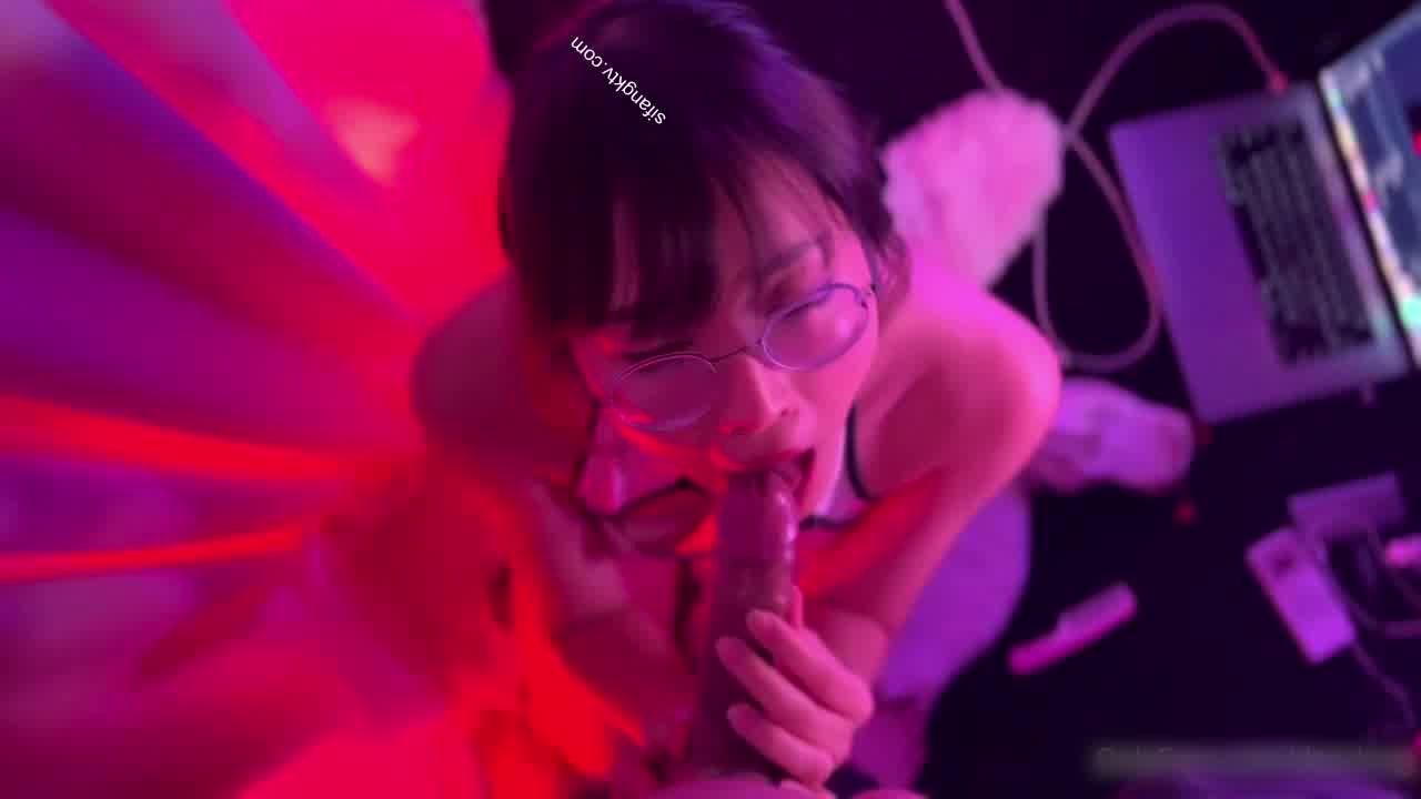  deerlong 眼镜正妹性感旗袍背后式爽翻天 的剧照8