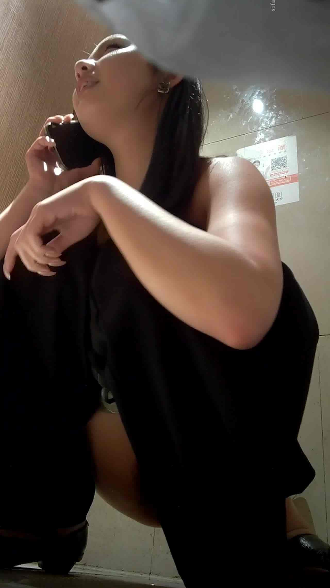  厕所偷拍美女尿尿还讲电话 的剧照3