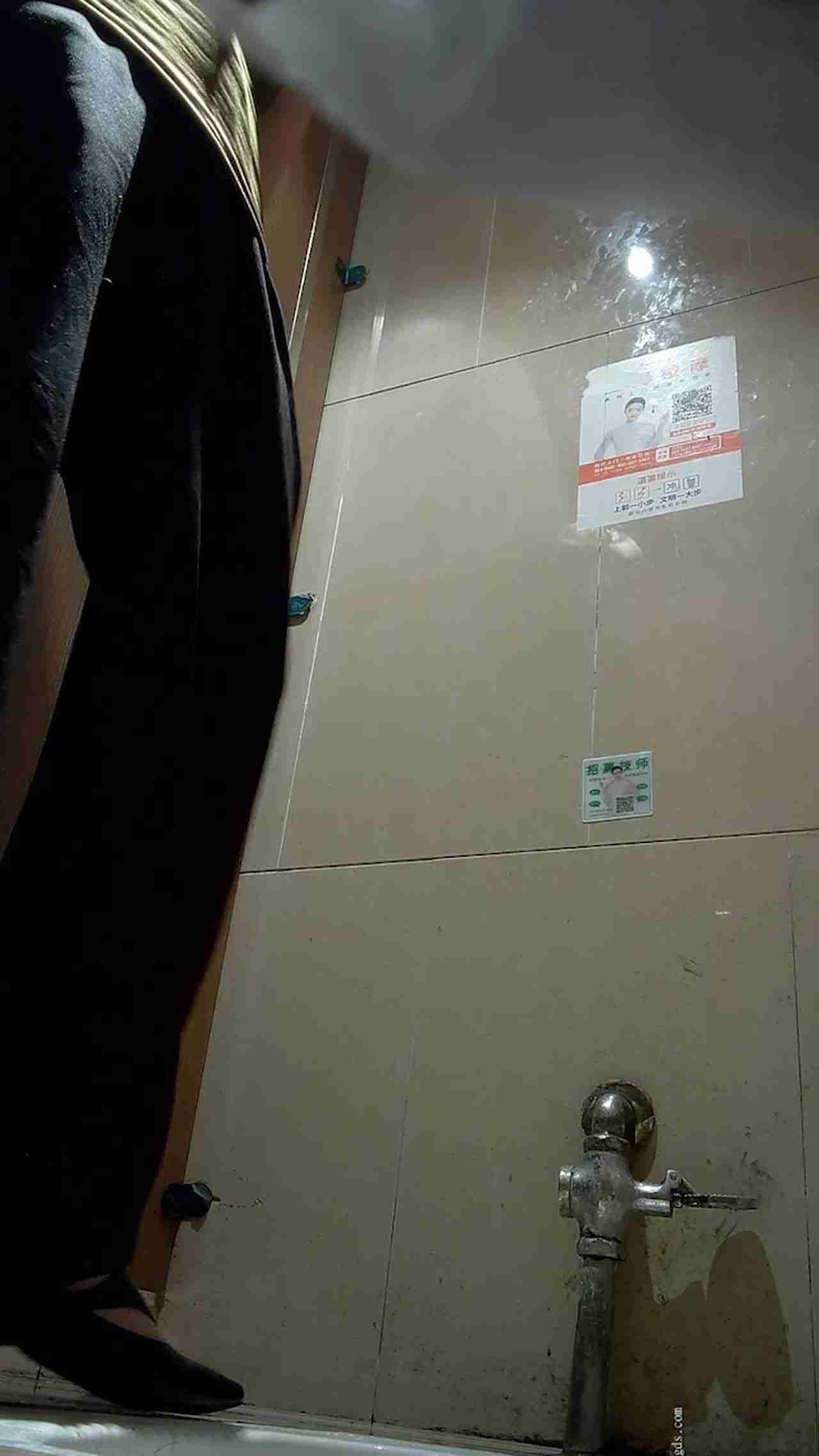  厕所偷拍美女尿尿还讲电话 的剧照5