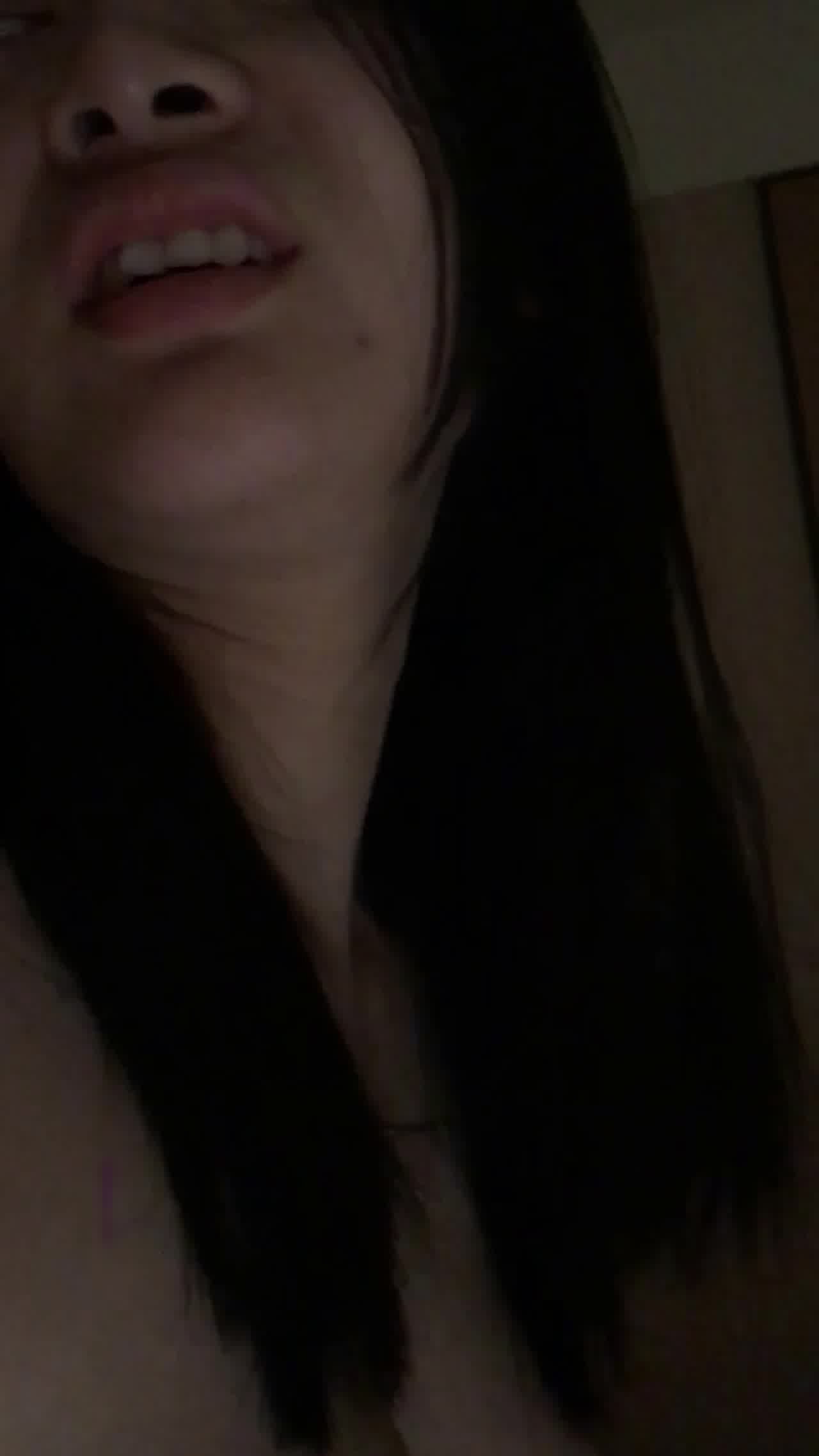  清纯学生妹拿着手机对着镜子拍摄被男友后入，妹子的大奶子真是觉是极品，插入那一瞬间的惨叫声 的剧照10