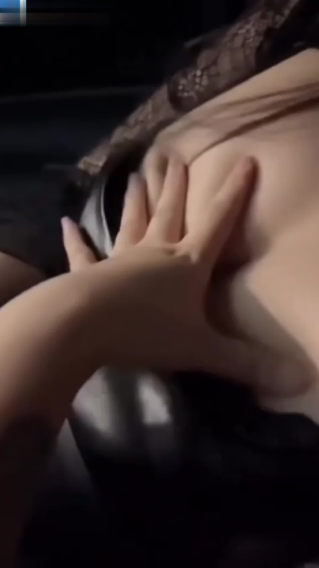  极品爆乳骚鸡还在车里就开始发骚 的剧照3