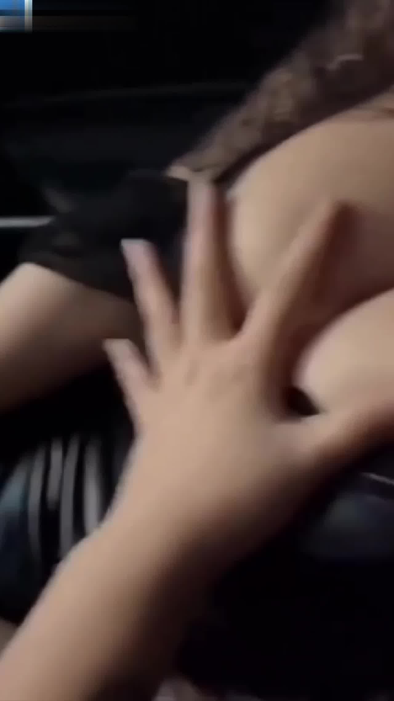  极品爆乳骚鸡还在车里就开始发骚 的剧照8