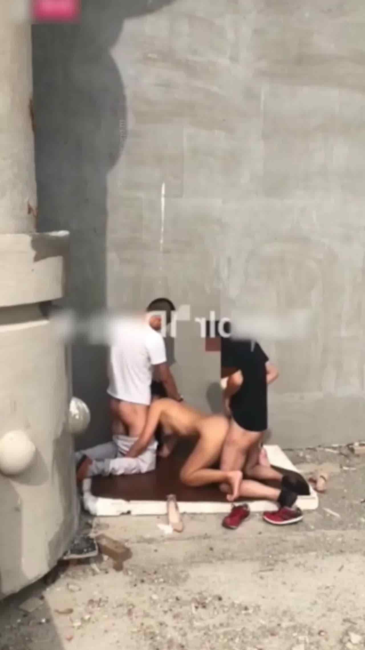  【绿帽淫妻)绿帽把老婆绑起来景区露出，人妻被路人轮操，太刺激了! 的剧照5