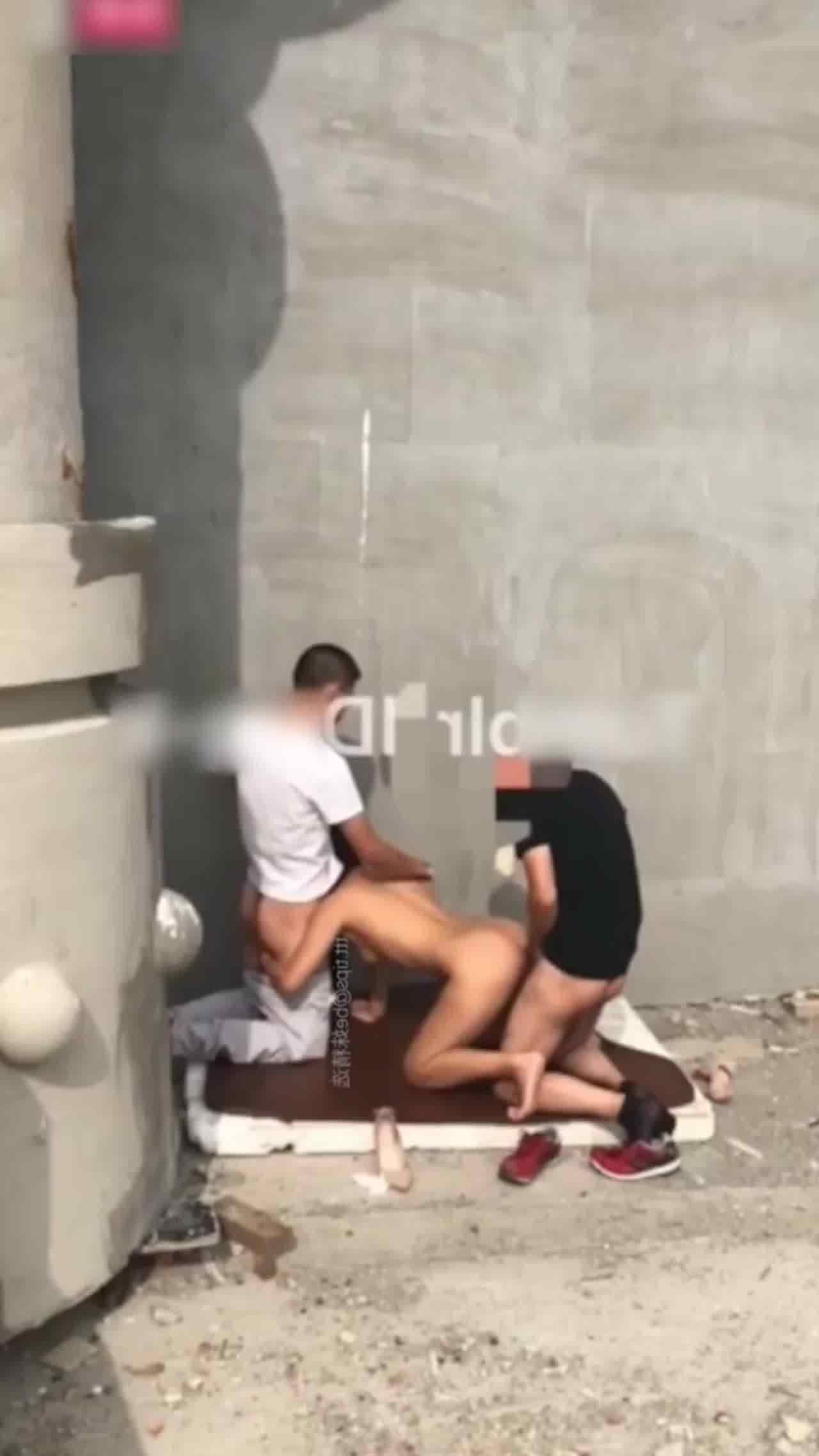  【绿帽淫妻)绿帽把老婆绑起来景区露出，人妻被路人轮操，太刺激了! 的剧照6