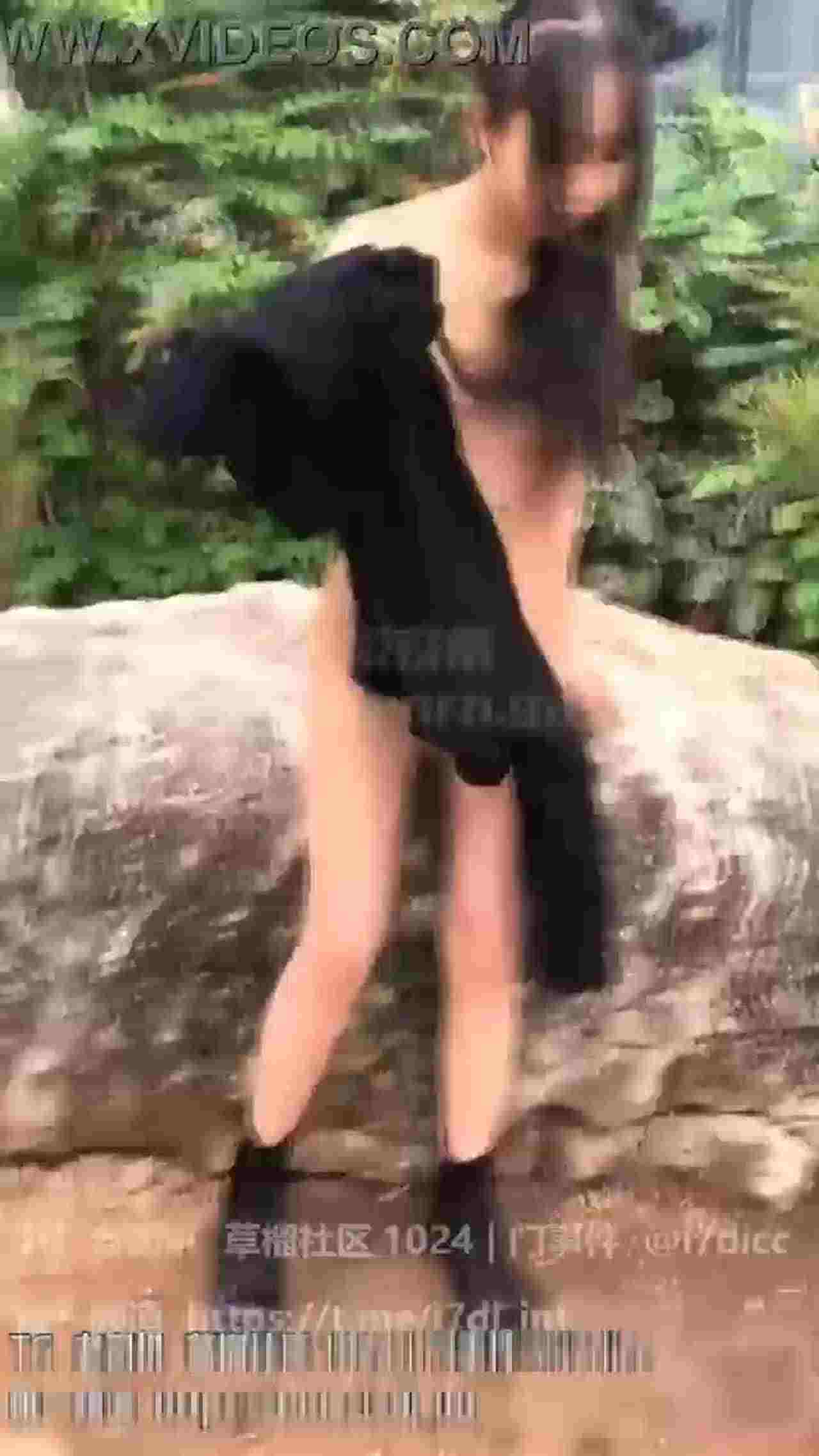  爱奇蒂门事件【浆果儿双马尾妹野外露出做爱】 的剧照8