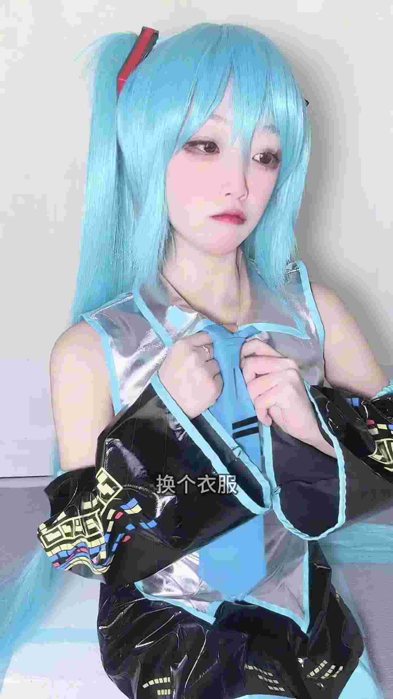  自购X高价露脸-cos初音未来剧情演绎，碰到粉丝上门被强奸，插到骚逼喷水，这颜值长相真的太清纯了 的剧照8