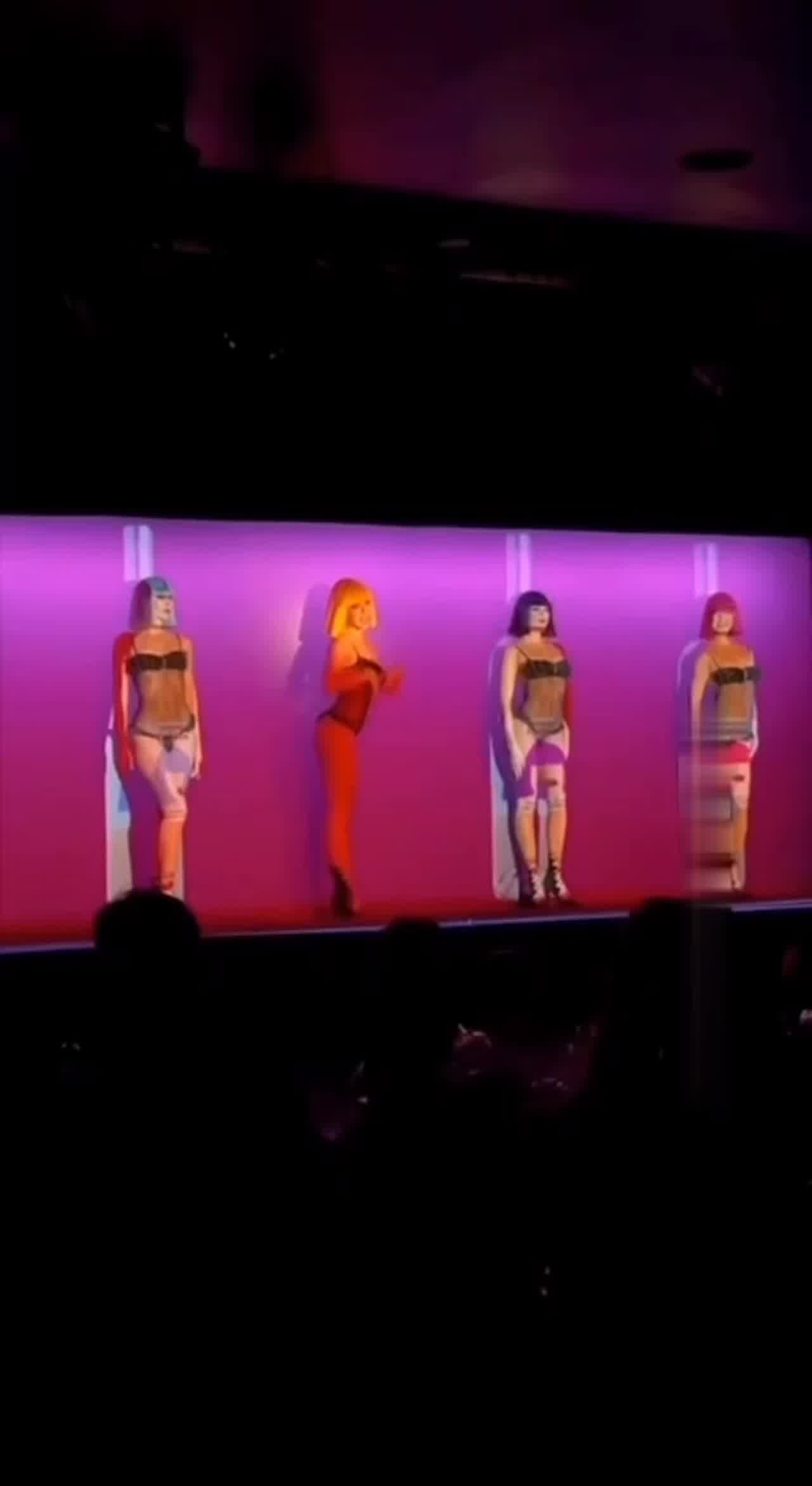  Lisa疯马秀首秀现场片段 的剧照8