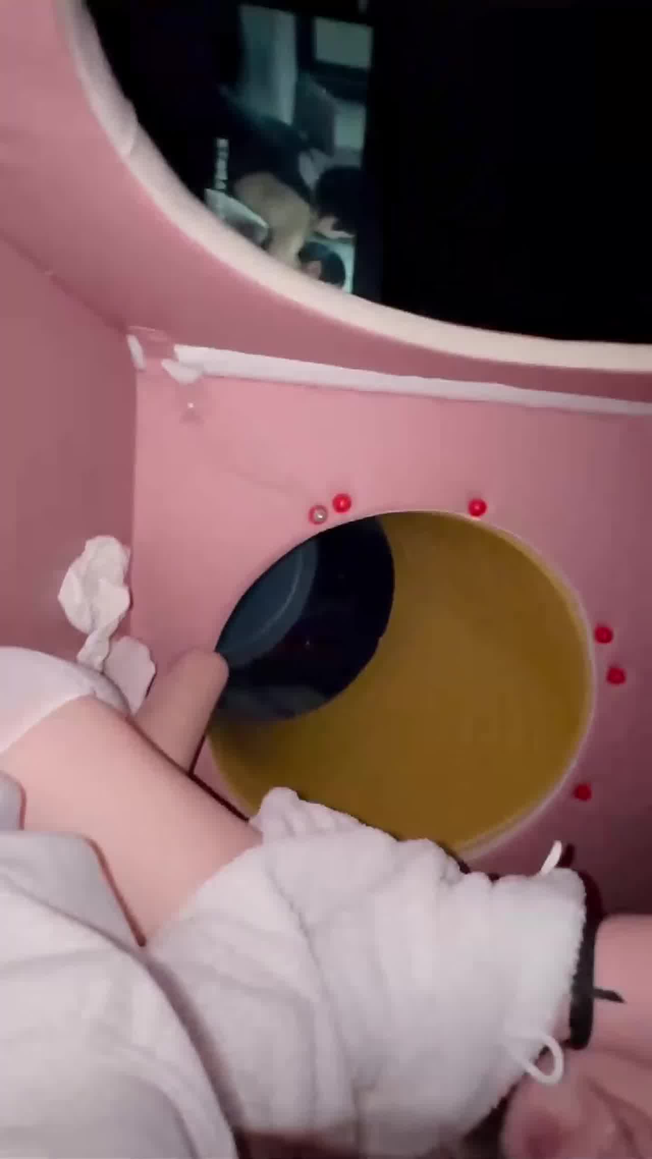  【在私人影院露脸拍片，这么大胆？】极品嫩穴妹妹无套内射，这颜值真的很清纯，私人影院追求刺激 的剧照4