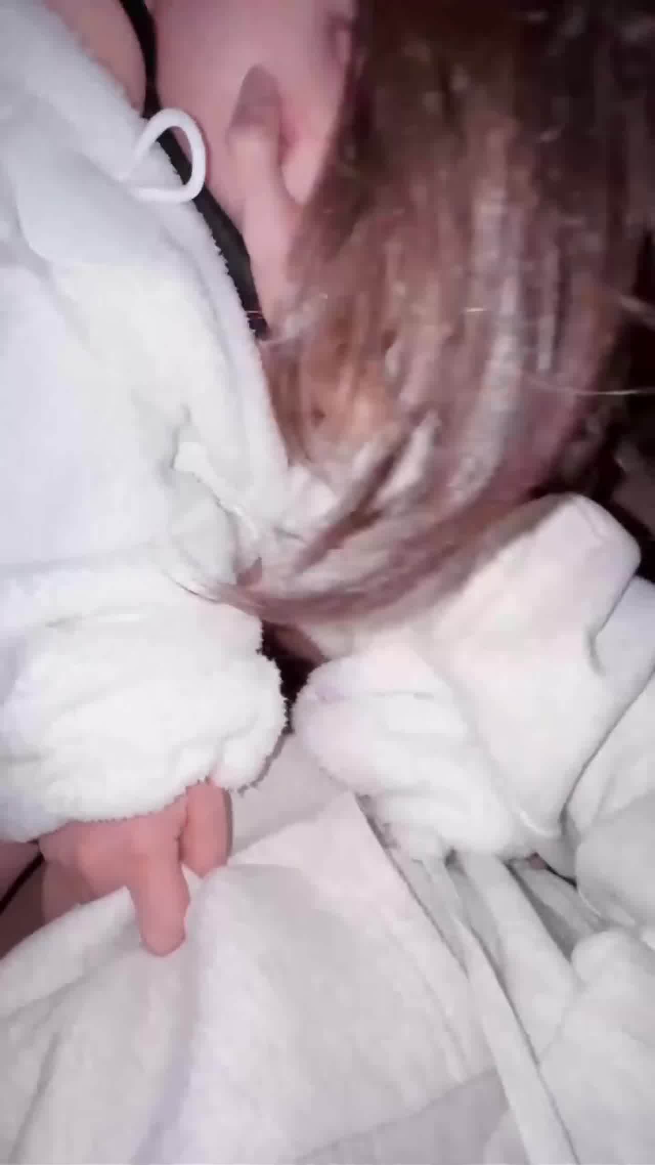  【在私人影院露脸拍片，这么大胆？】极品嫩穴妹妹无套内射，这颜值真的很清纯，私人影院追求刺激 的剧照7