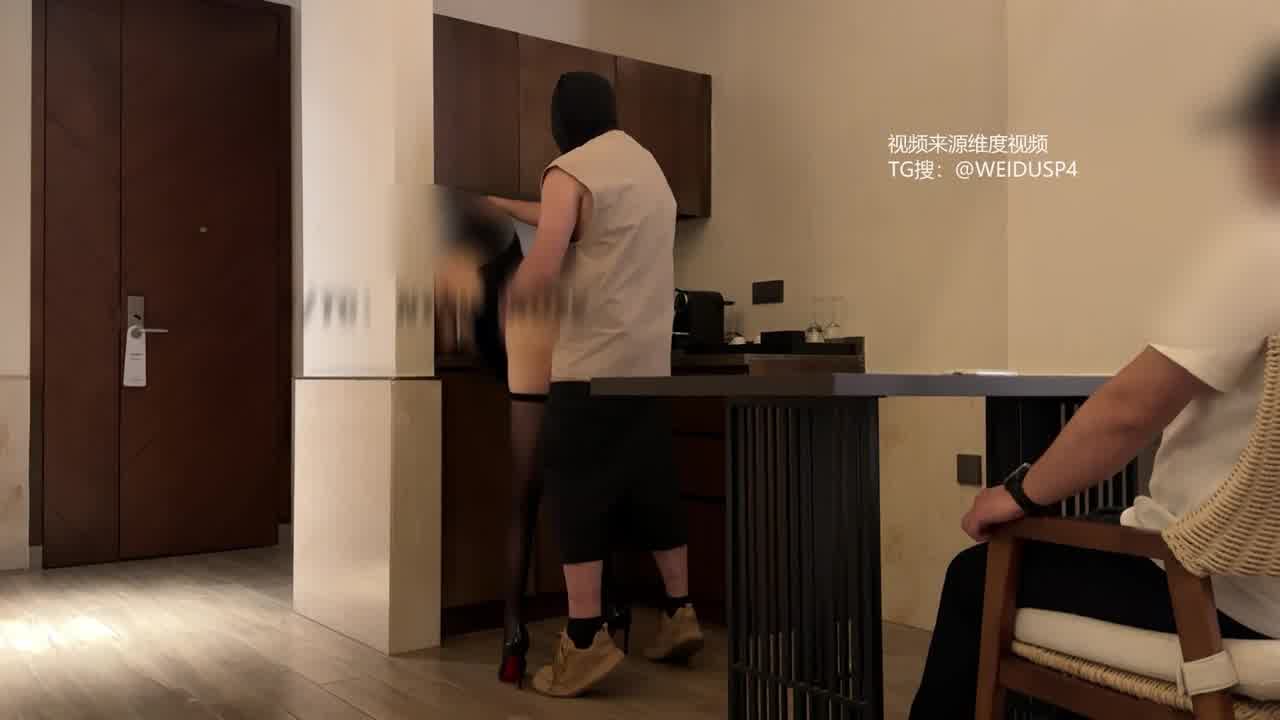  穿着极品黑丝礼服，当着兄弟的面操他的小骚母狗，在角落里随意践踏她的妻子！绿帽控！ 的剧照9