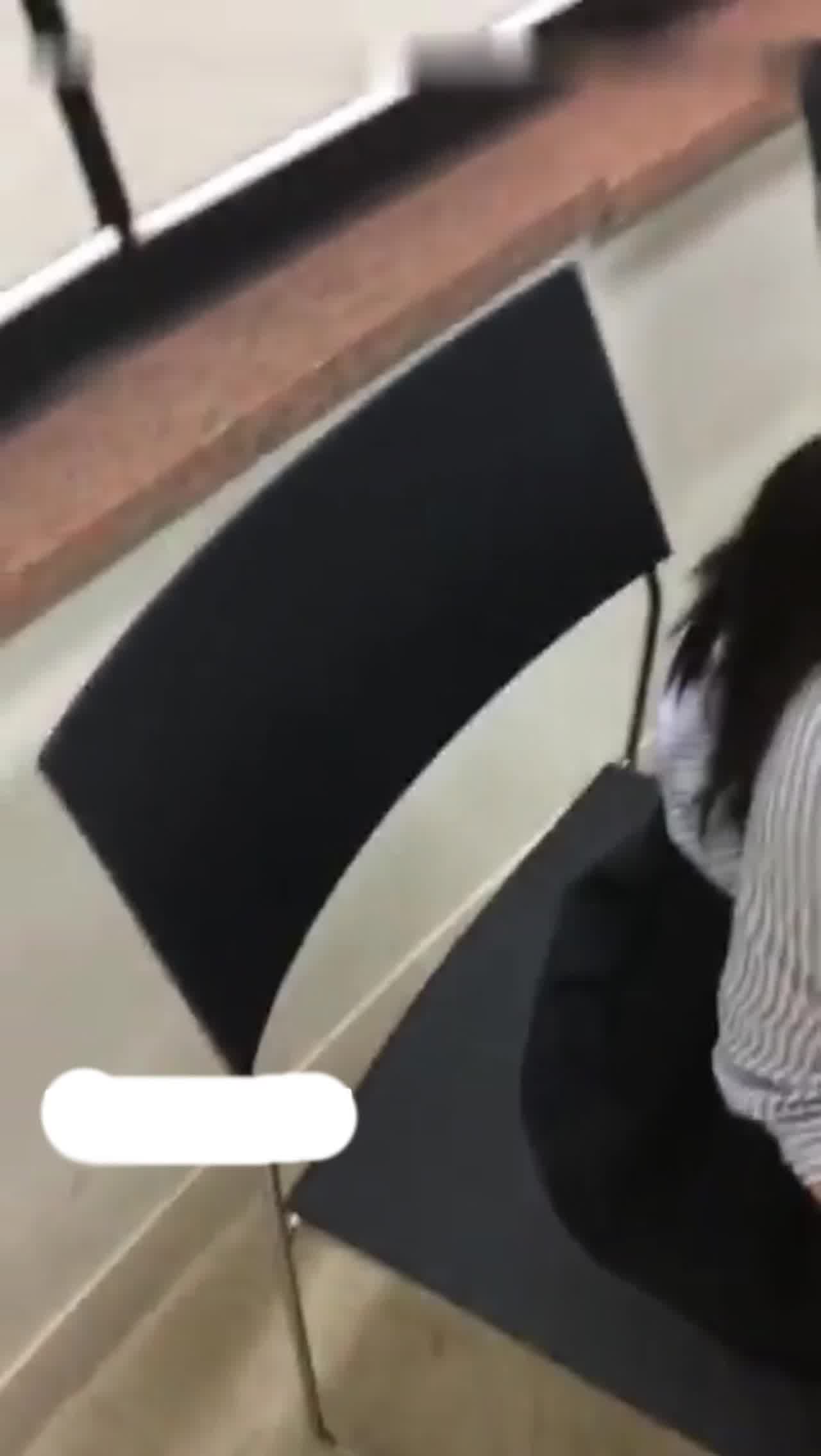  骚货在家里，办公室，车上肆意吃鸡巴 的剧照3