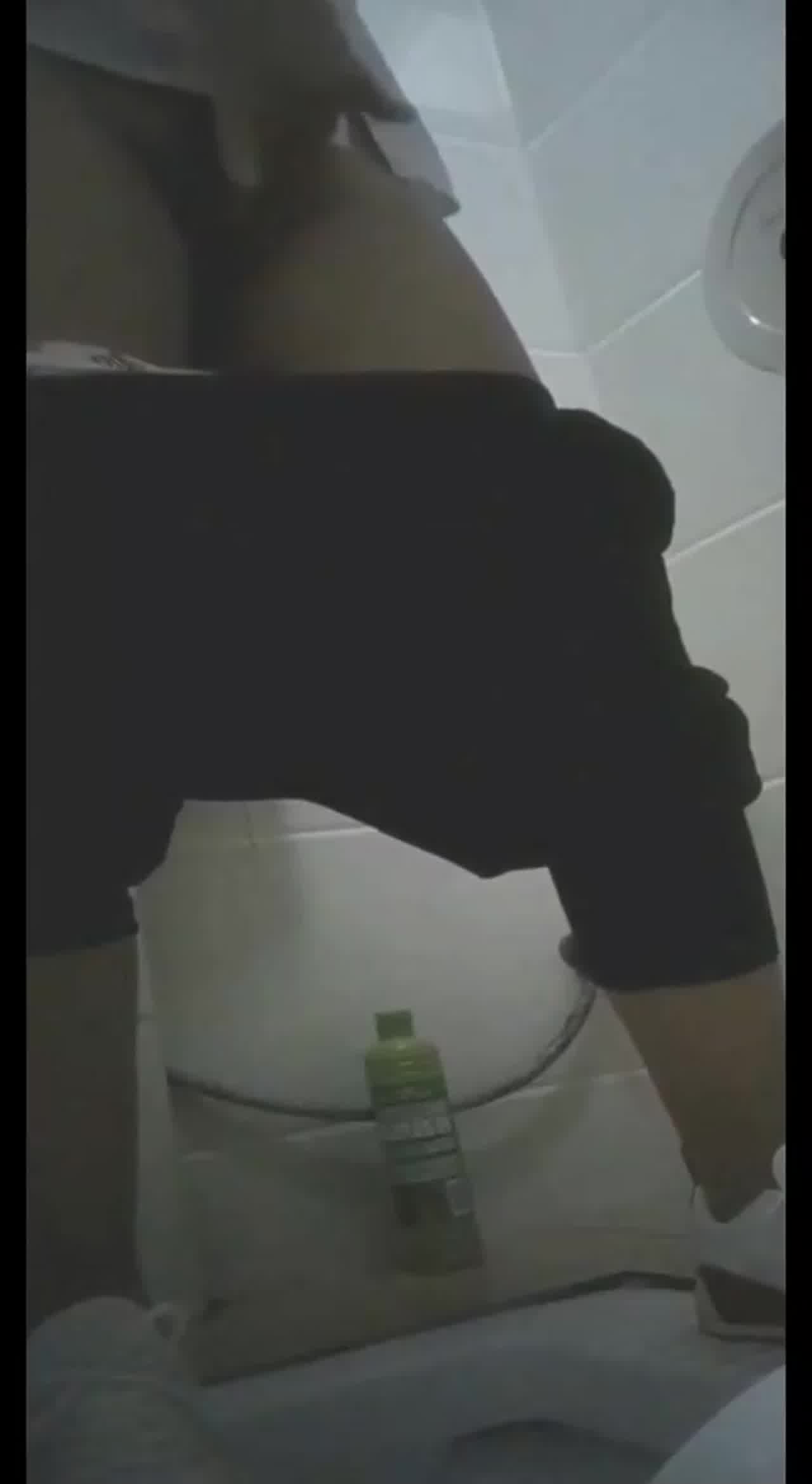  偷拍公司会计在厕所自慰 的剧照7