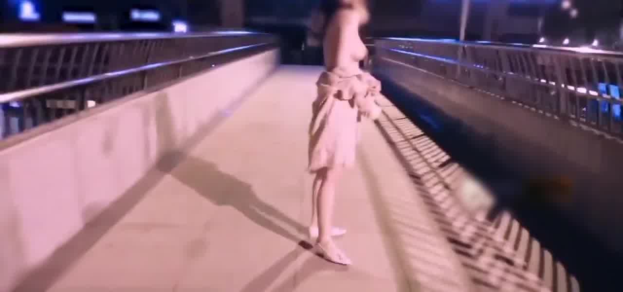  大学生在百货公司露奶子出来 的剧照5