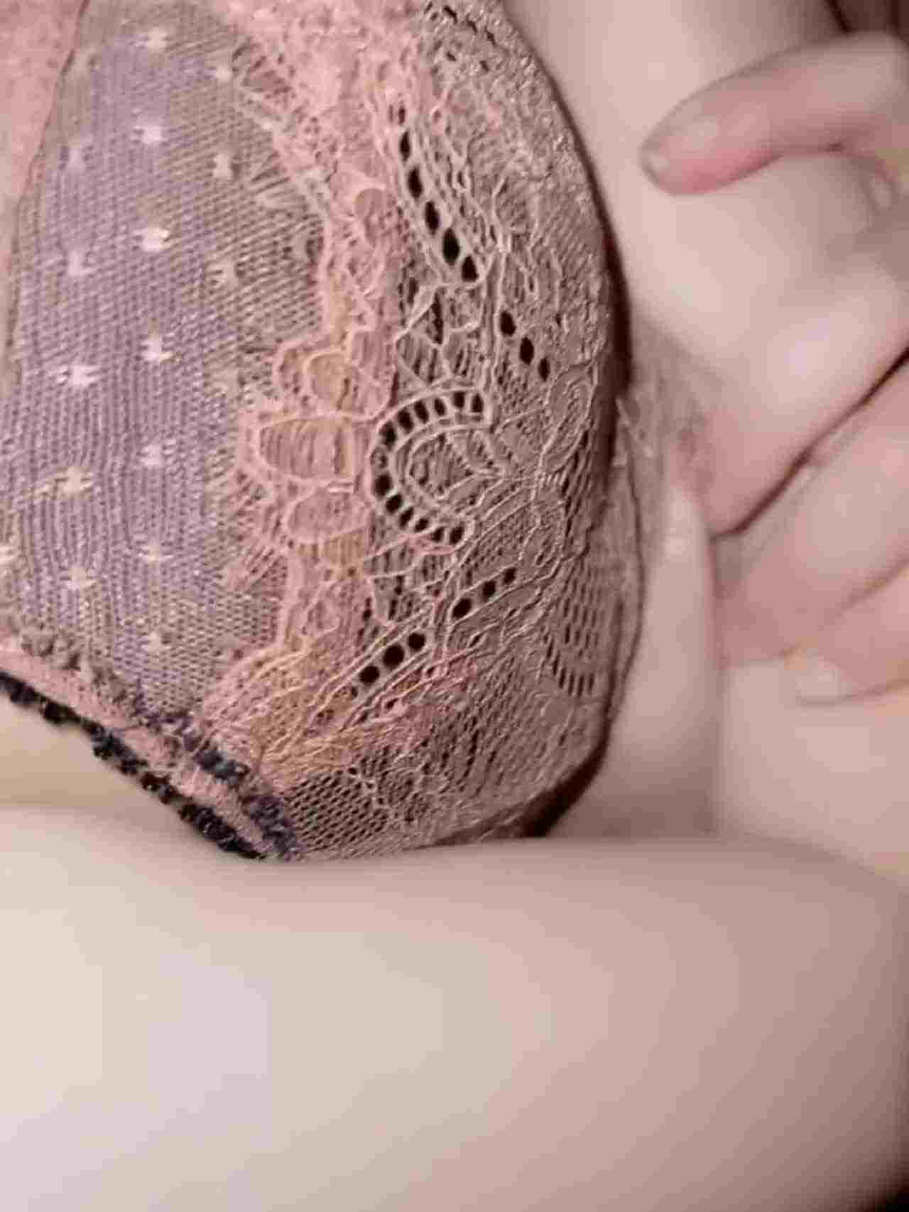  【姐弟乱伦车震】外面还有人呢，就直接干起来了，差点就内射拔慢了，姐姐想用嘴巴接精液结果已经射完了！ 的剧照1