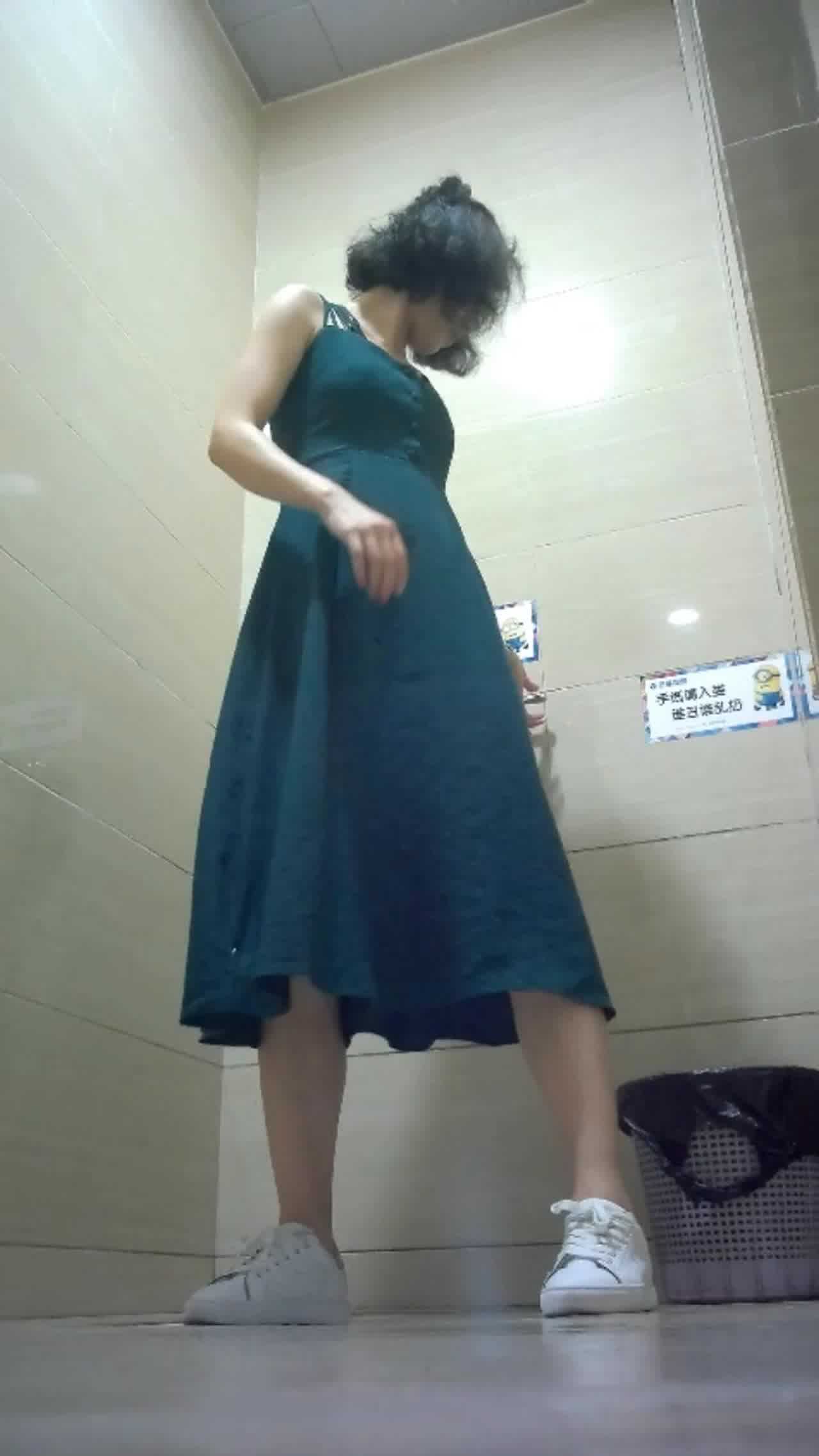  厕所偷拍合集，看骚逼如何撒尿，都是极品 的剧照9