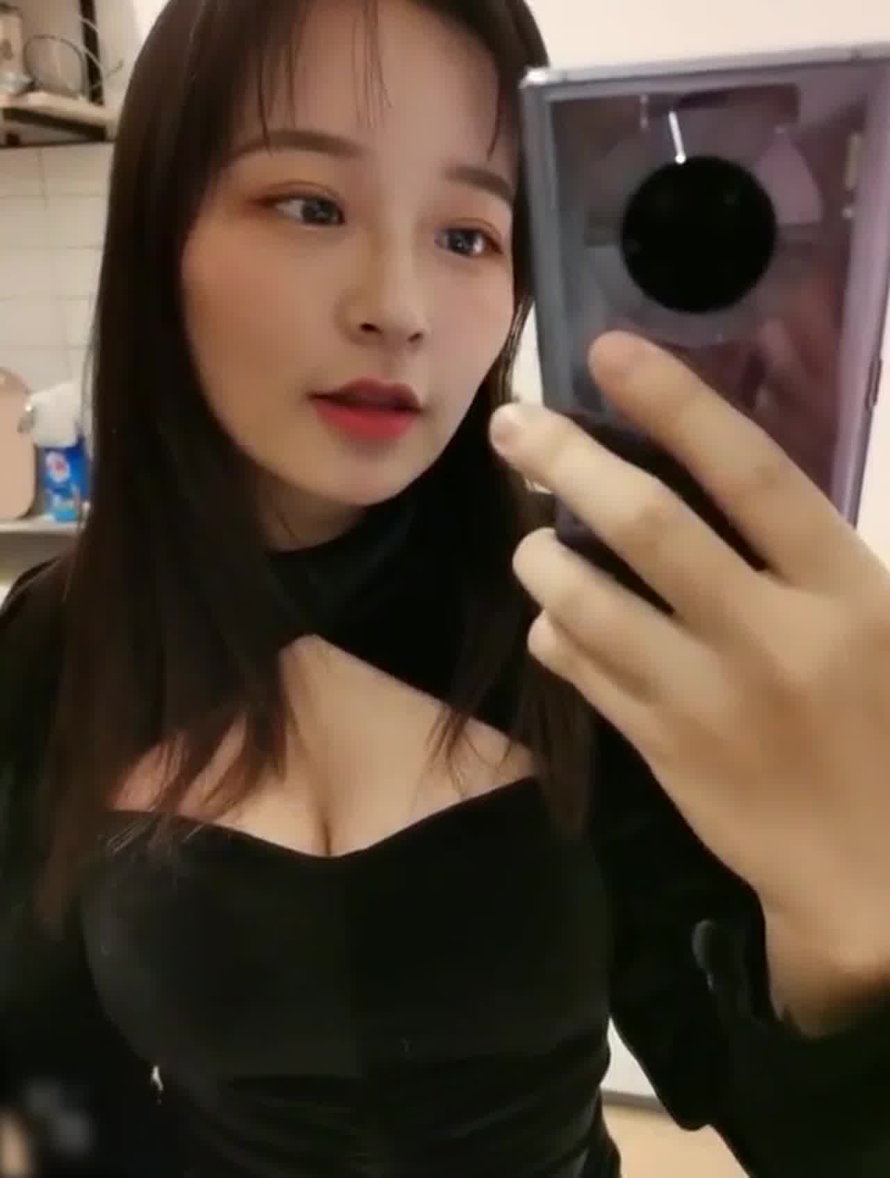  淫荡女友奶子真大 的剧照9