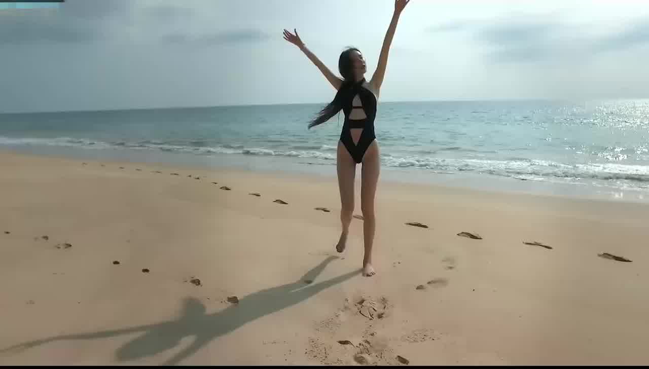  极品嫩模萌琪琪 艳日下的水仙女 的剧照3